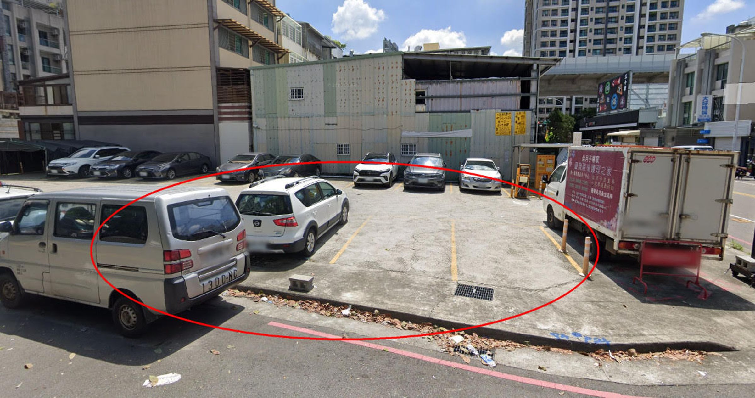 台中市軍福十六路跟軍福十七路口一處停車場,因停車格佔用人行道,導致車主被開罰單。(翻攝Google Maps)