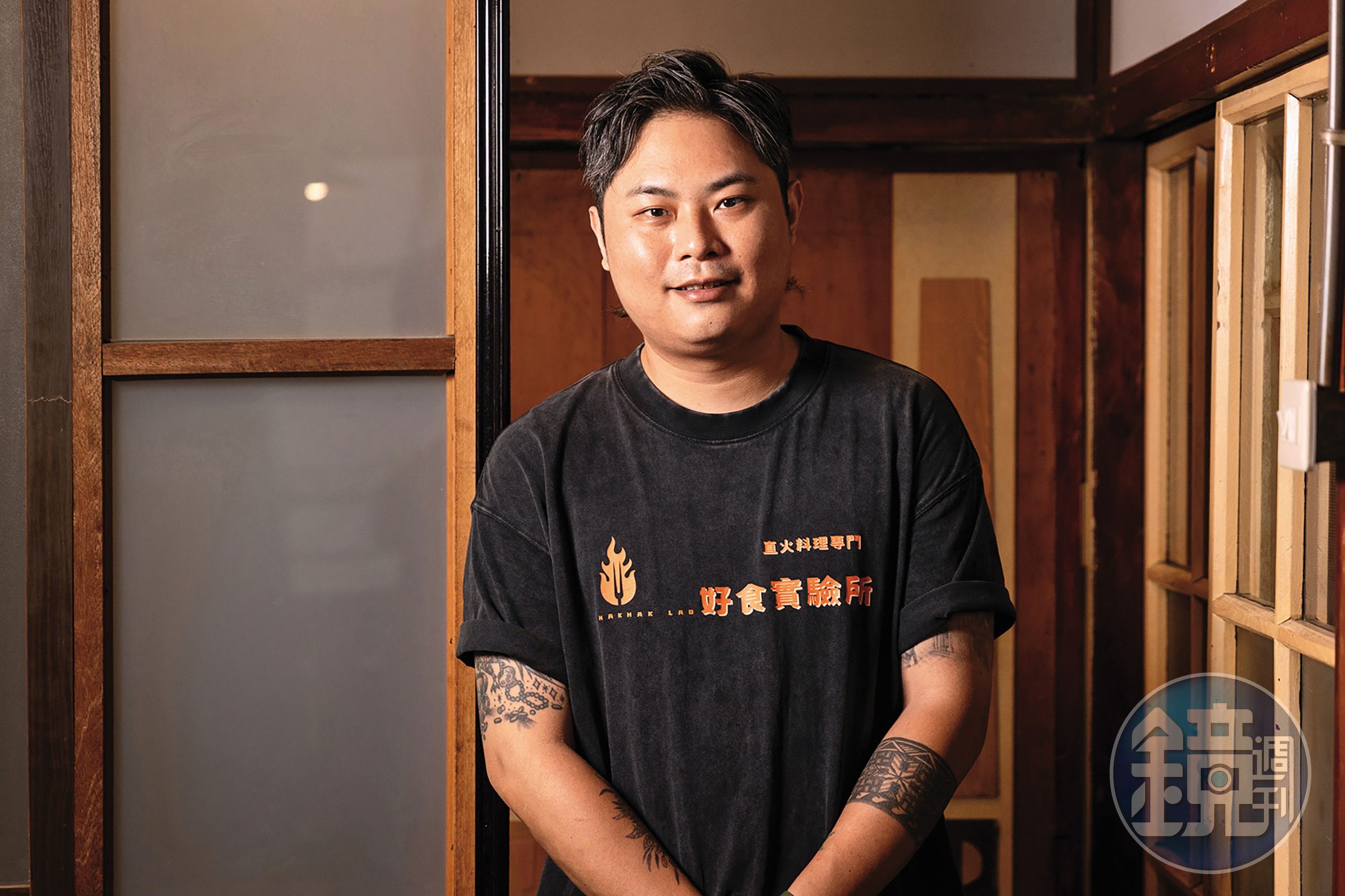在充滿傳統小吃的嘉義，主廚簡群祐以「直火烹調」為核心，將台灣各地食材融合多國風格，讓人看見料理的無限可能。