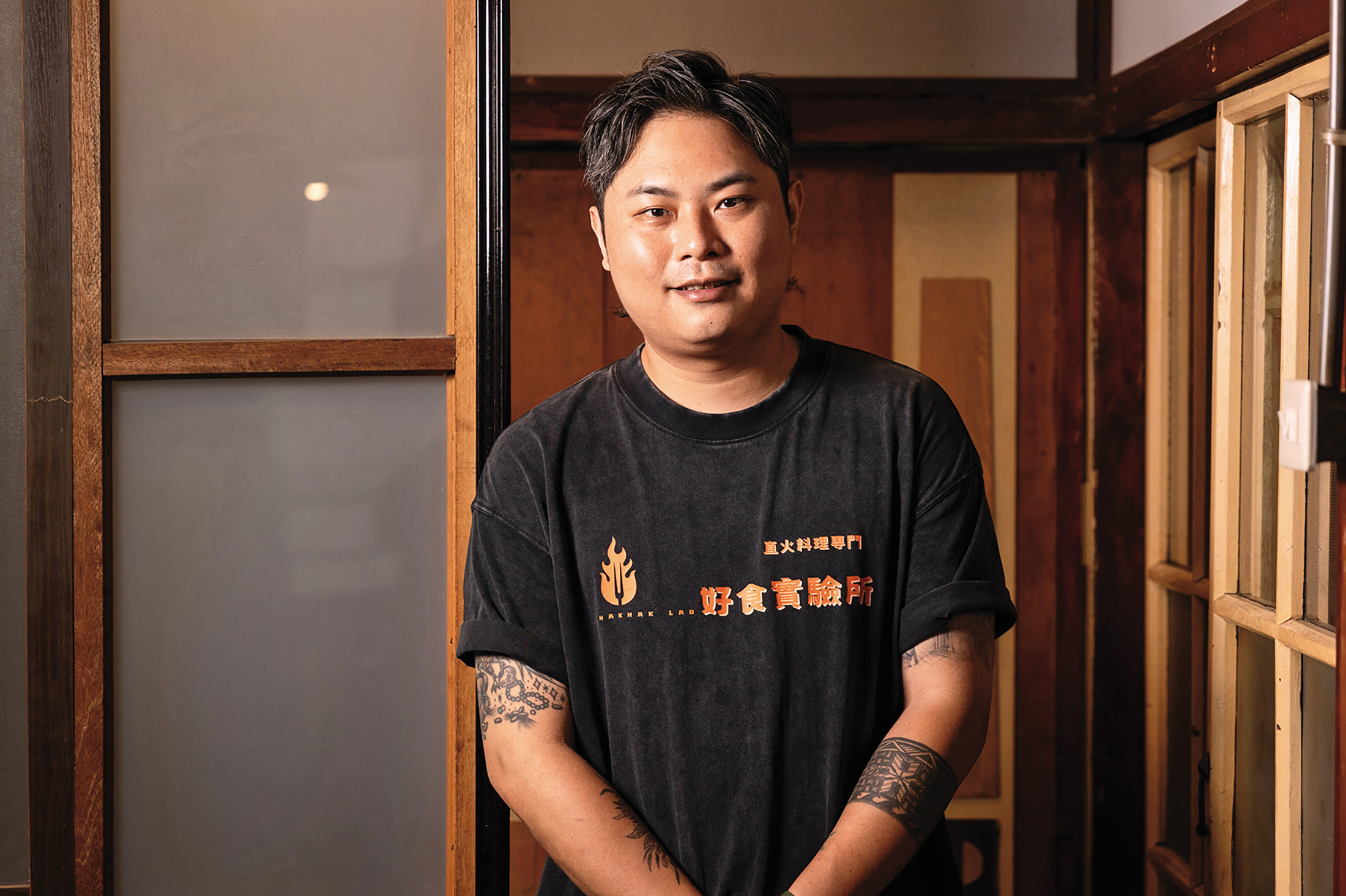 在充滿傳統小吃的嘉義，主廚簡群祐以「直火烹調」為核心，將台灣各地食材融合多國風格，讓人看見料理的無限可能。