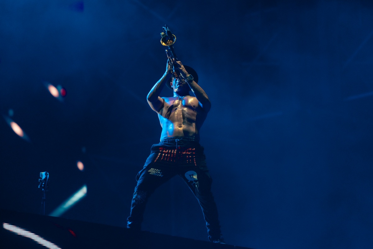 Timmy Trumpet在Ultra Taiwan脫光上衣，露出結實胸肌及腹肌。（UMF提供）