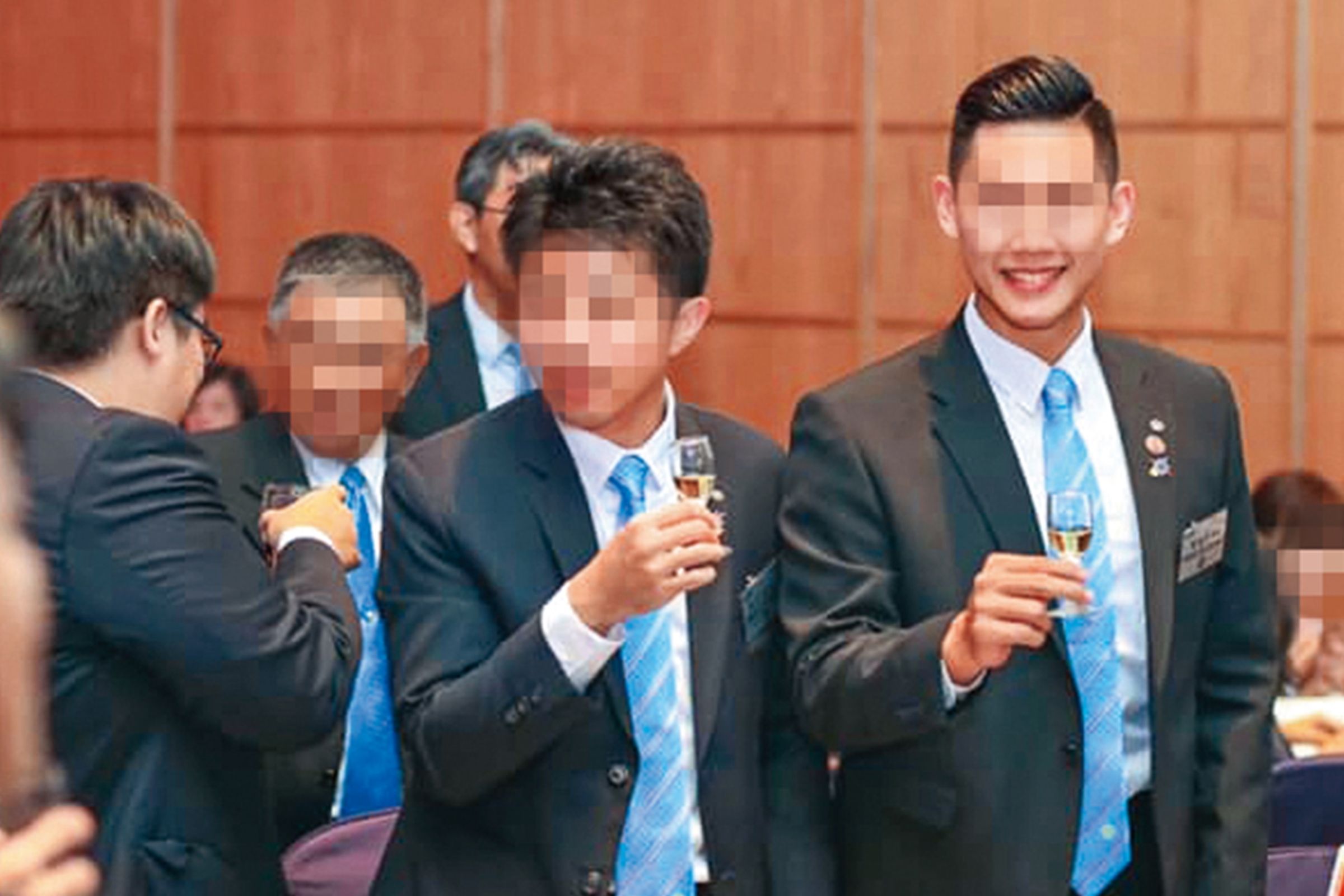 Mika前夫劉男(右一)是高雄在地名人,擅於行銷自己,在地方交遊廣闊。(翻攝自劉男臉書)