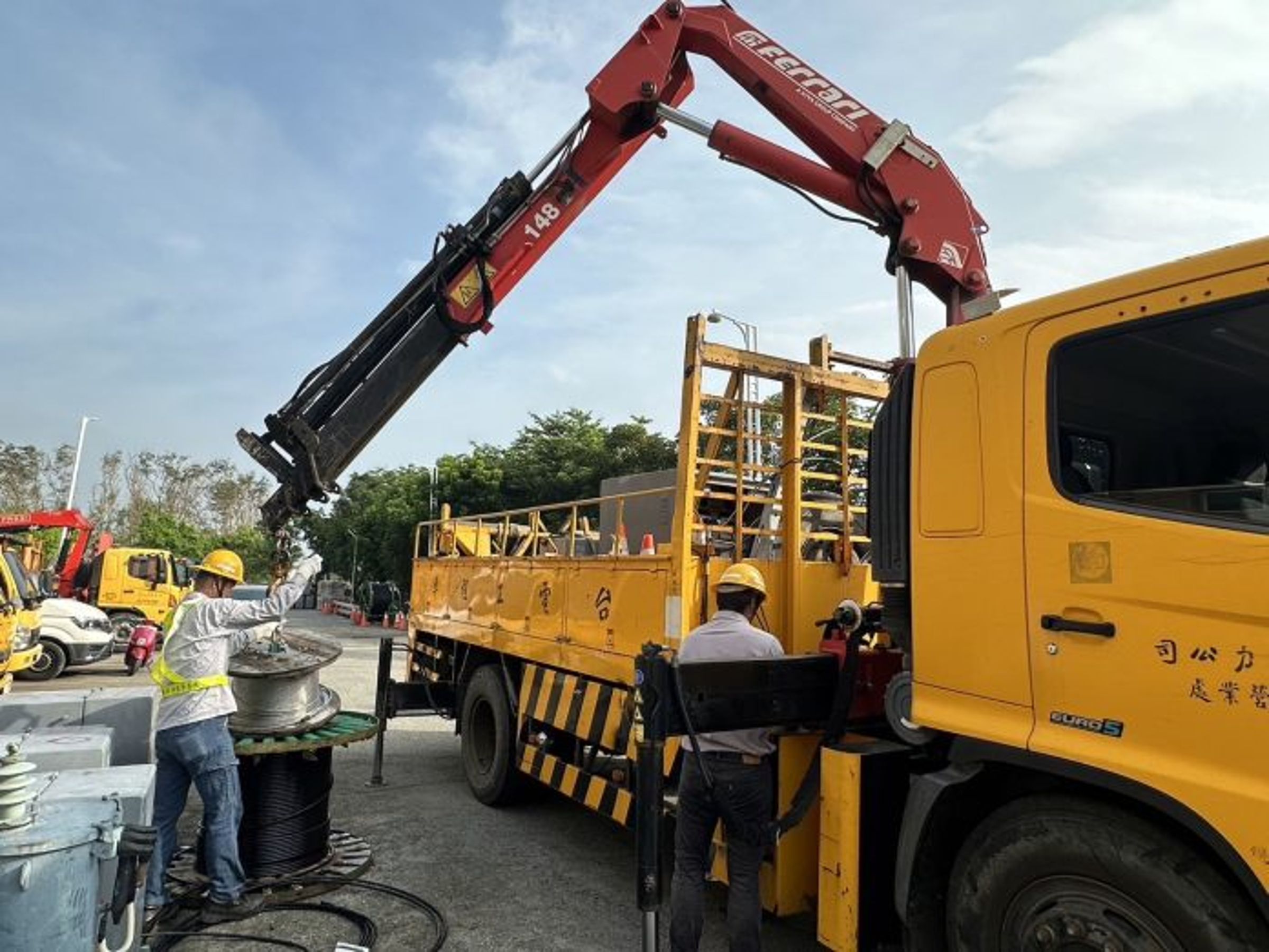 強颱康芮暴風圈逐步逼近台灣東南部沿海,台電全力備戰屏東、恆春,搶修人員嚴陣以待。(台電屏東處提供)