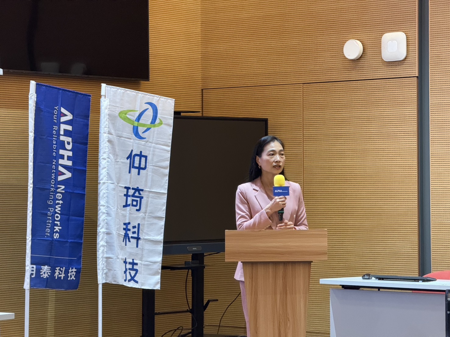 美國頻頻發出關稅打壓，引發科技業對於地緣政治、設廠的疑慮，對此，明泰董事長黃文芳也提出自己的一套應對策略。