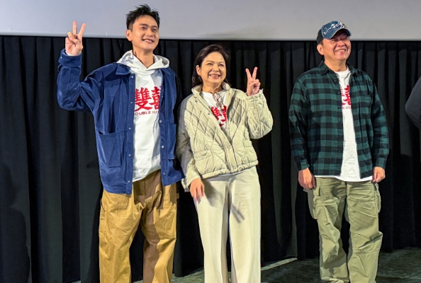 劉冠廷(左起)、楊貴媚、庹宗華三人手牽手重現戲外限定的「世紀大和解全家福」畫面。(水花電影提供)