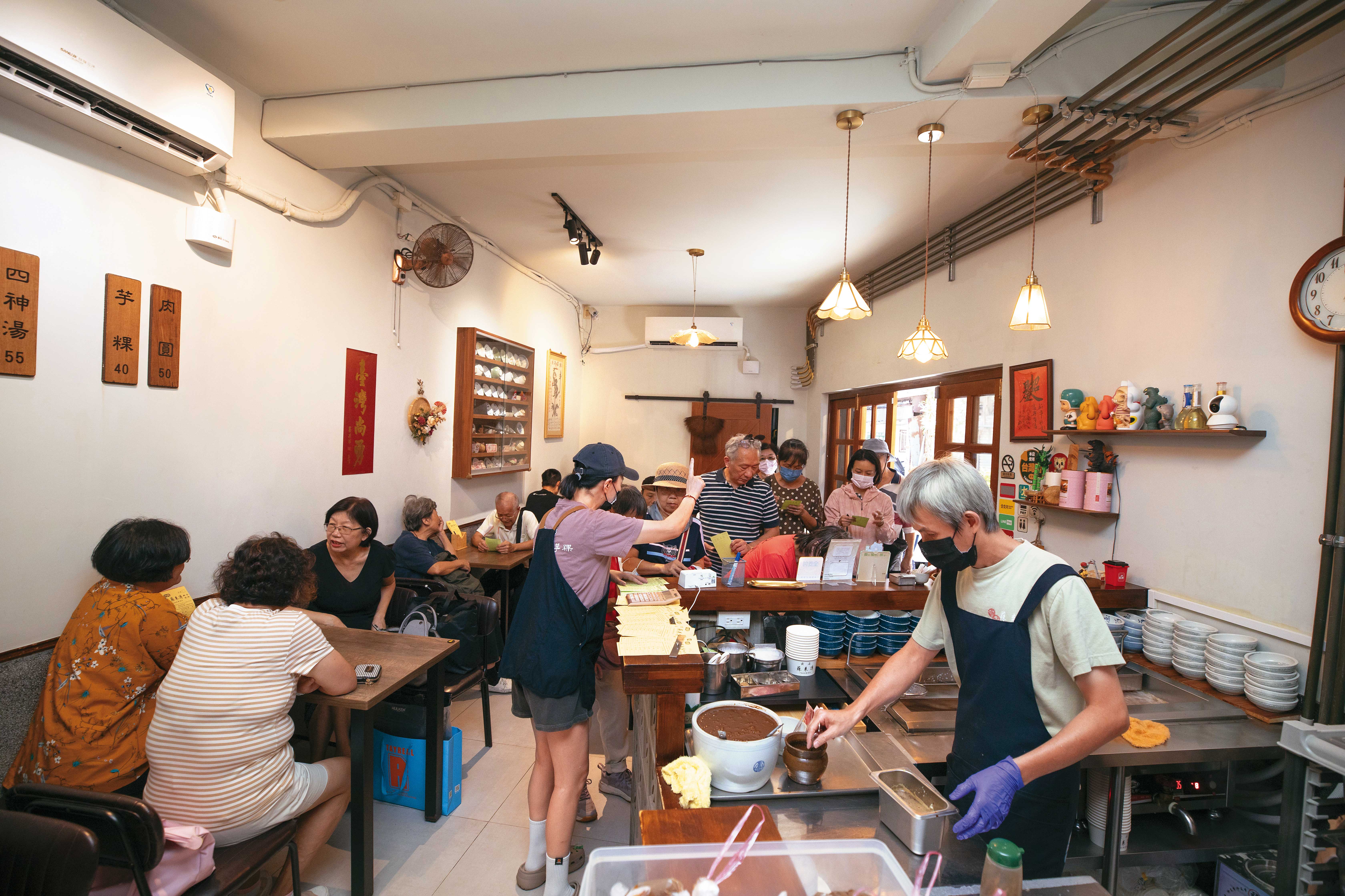 老店有米其林增添光彩，接近中午時刻，一開門立刻滿座。