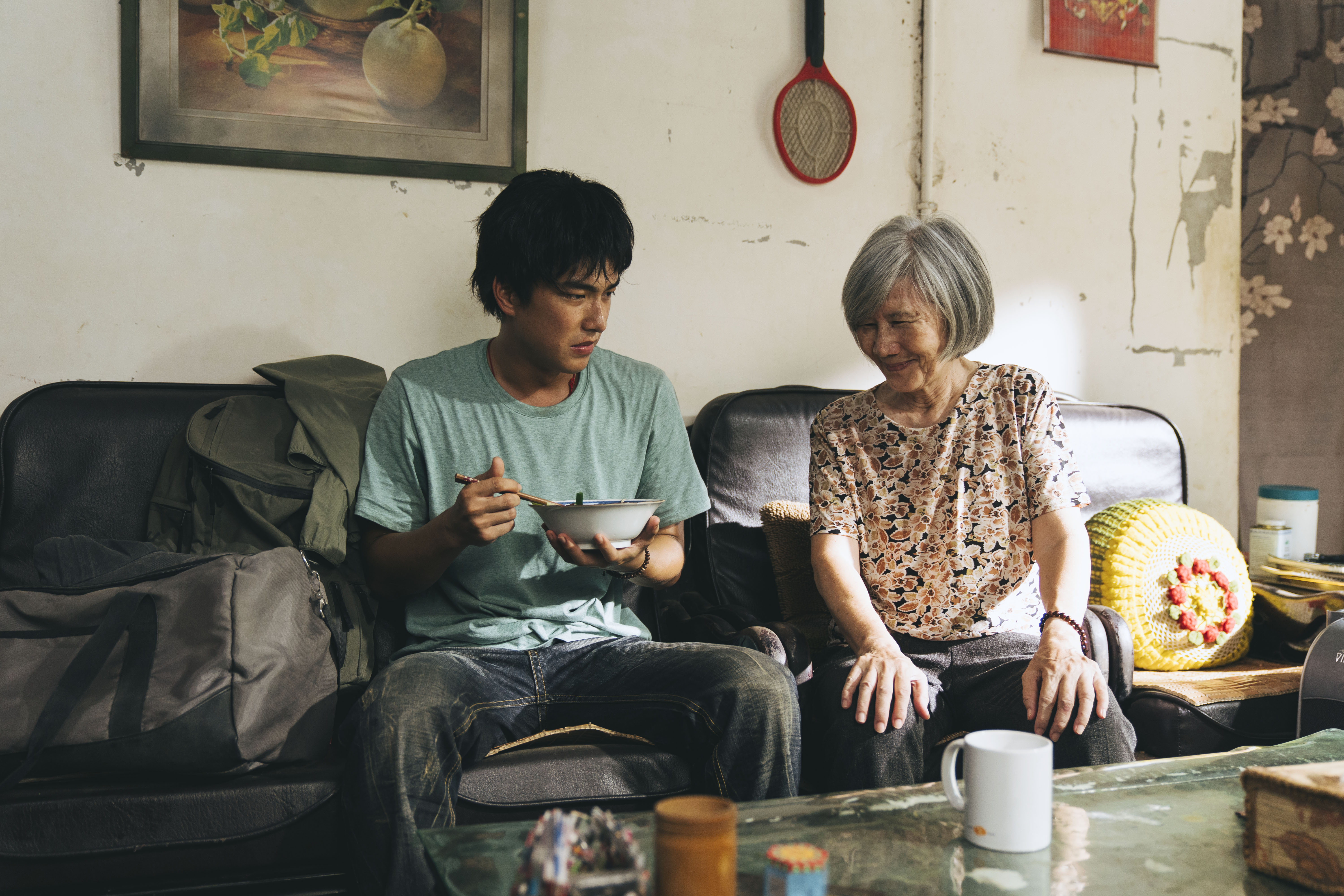 《失樂園》中的曾敬驊（左）離院返家，面臨貧困與生存壓力。（冬候鳥電影 、文策院提供）
