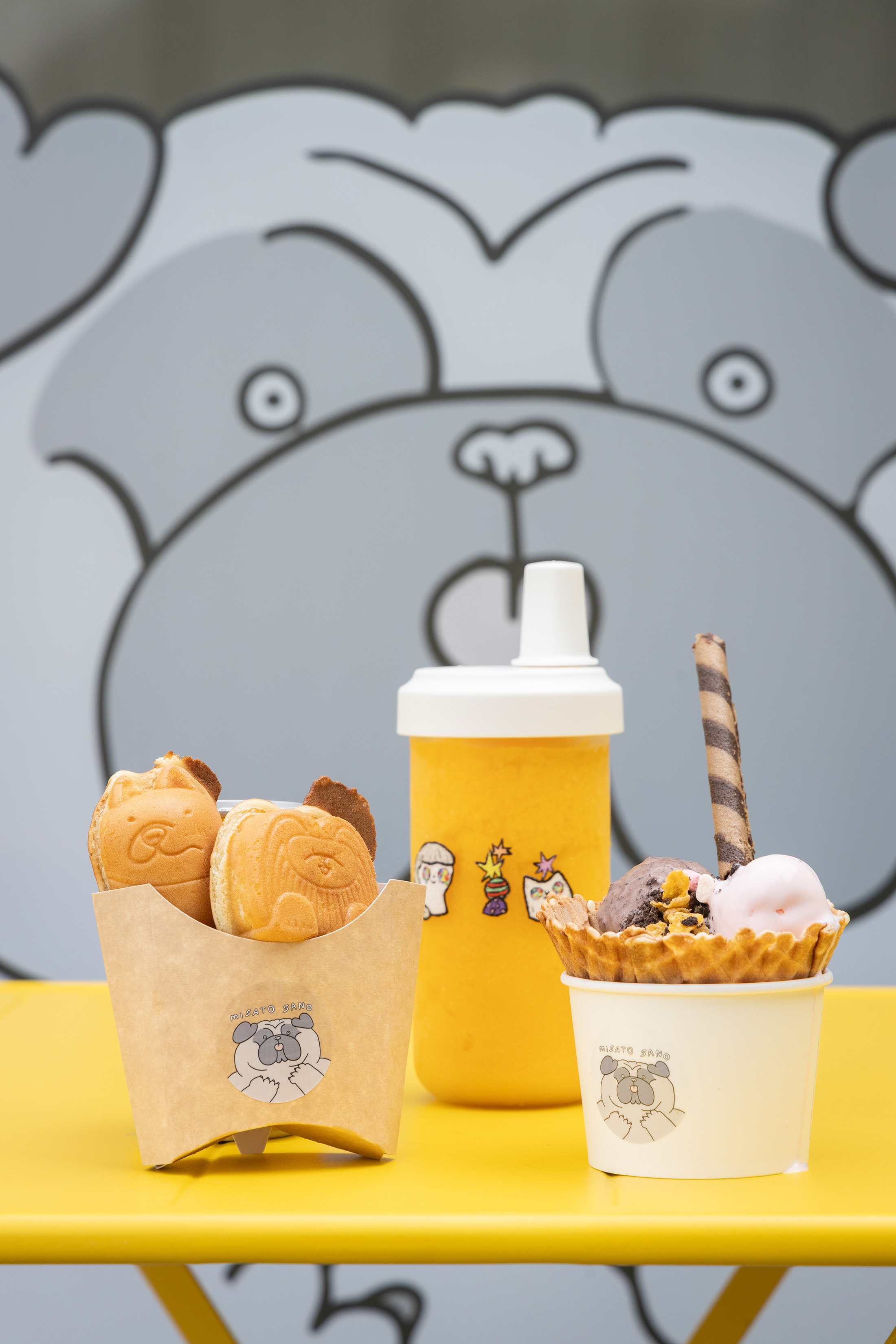 展覽周邊小食有「汪汪燒」(左起,100元/三入)口感接近鬆餅;買「日常環保胖胖杯」可選芒果等冰沙(二九九元/個);「偏移聖代」(120元/份)是消暑冰品。