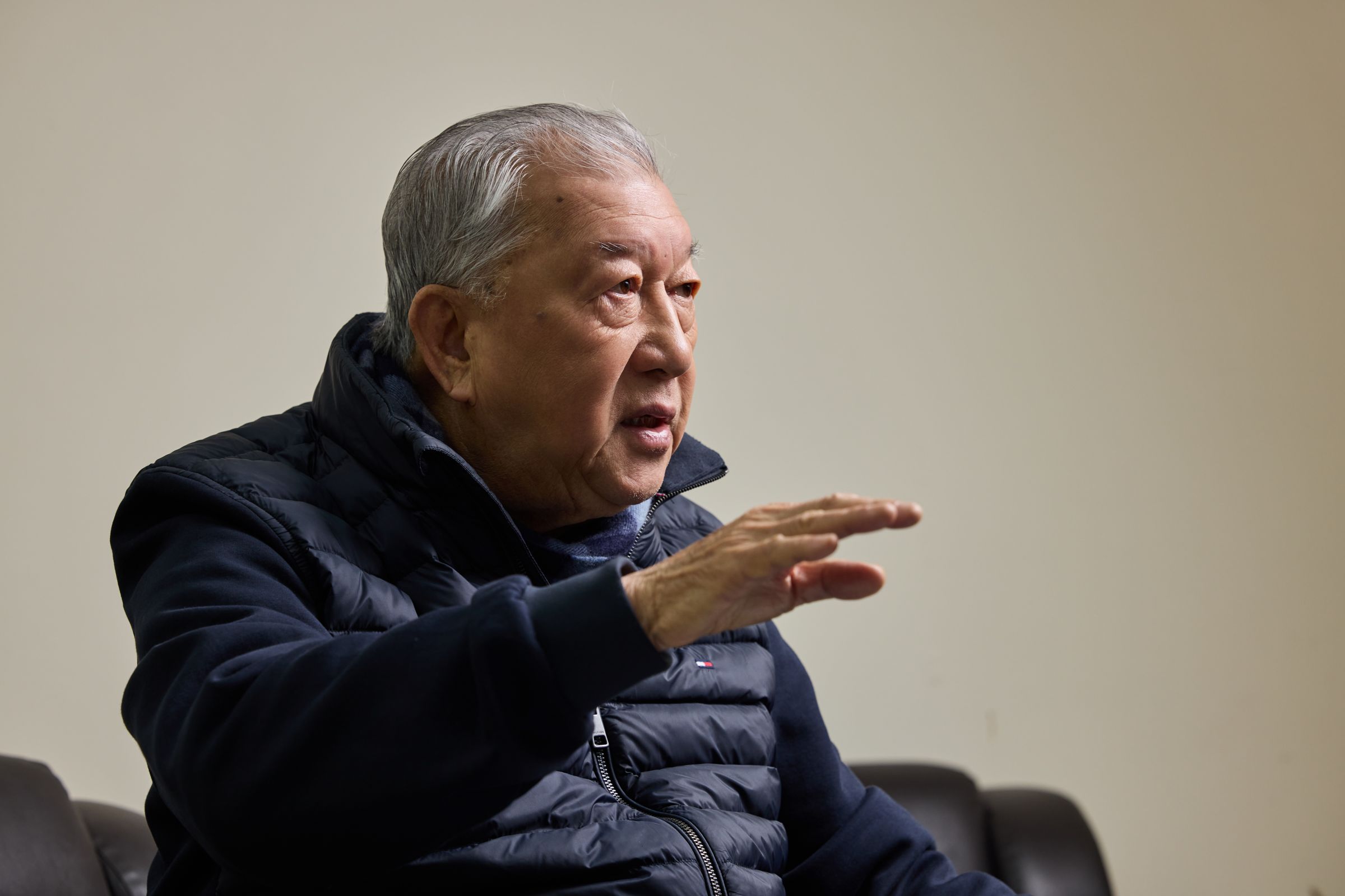 前縣長邱鏡淳回憶與陳見賢共事時期，形容他在財政壓力與建設卡關之際，總能把討論拉回制度與現實，讓縣政得以穩定推進。