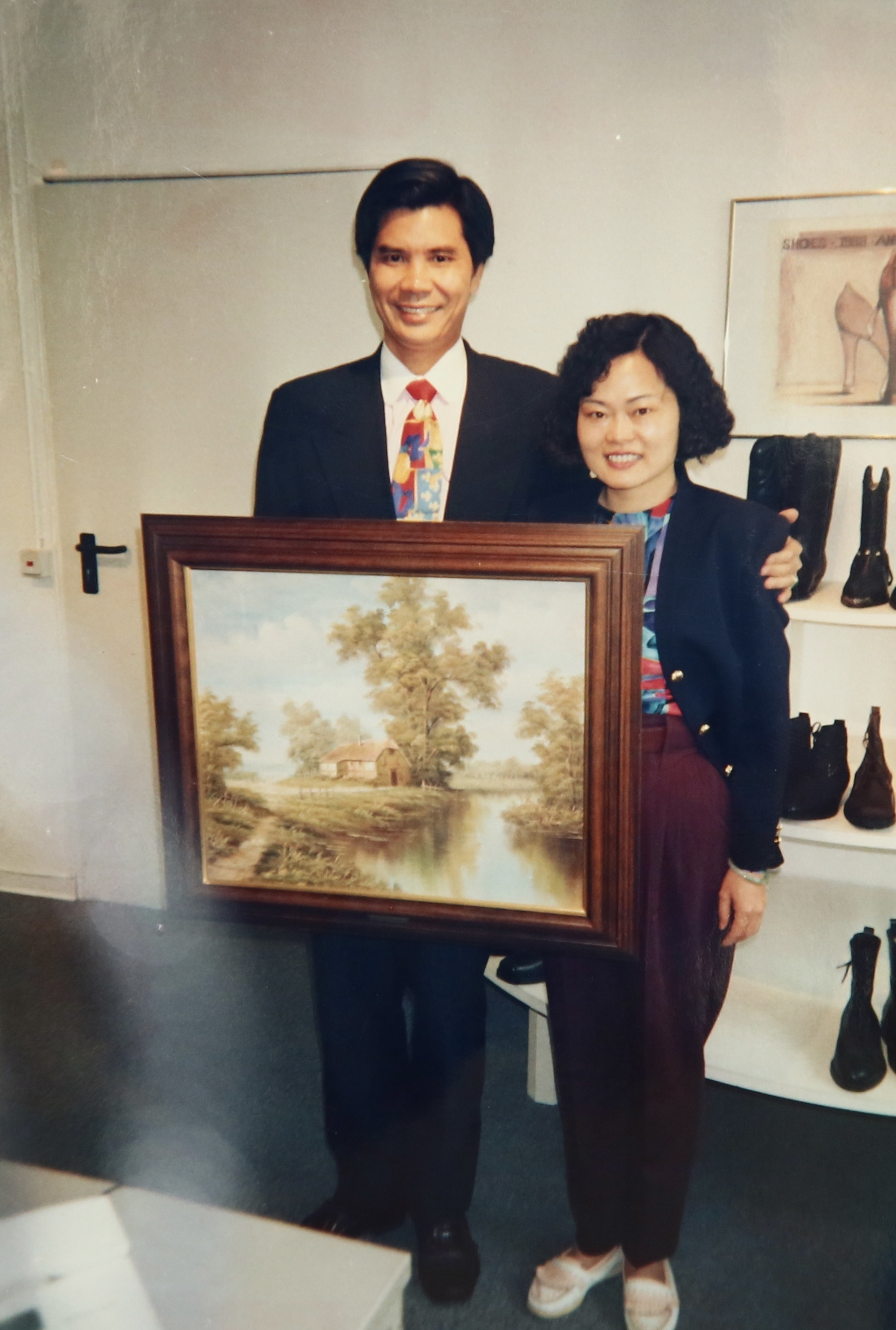 林義順的父親林坤旺（左）、母親王秀利（右）1981年創立寬源，以做中高端女鞋起家。（寬源實業提供）