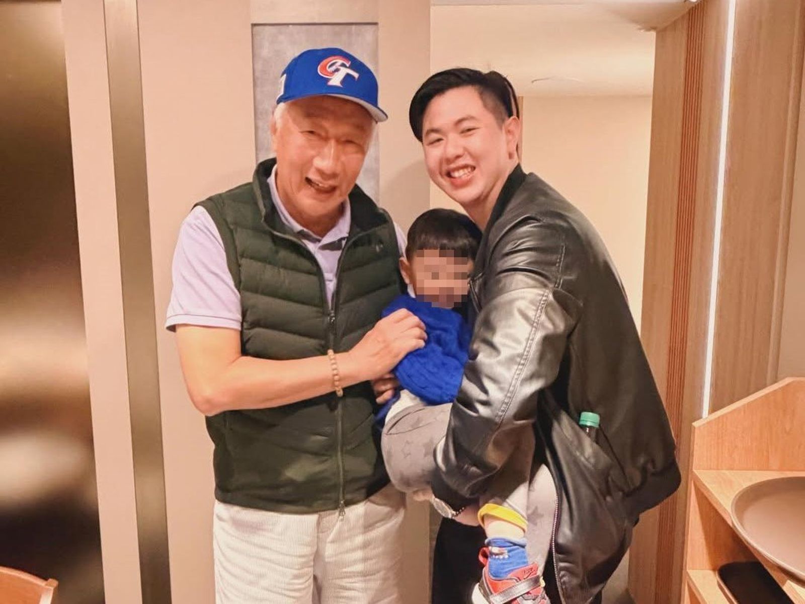 郭台銘野生現蹤!戴「台灣隊」球帽吃壽喜燒 親切合照小朋友害羞了