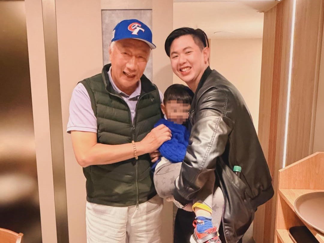 郭台銘(左)現身台北大安區吃壽喜燒,親切跟店家及小朋友合影。(「祇園.禪院壽喜燒專門店」授權提供)