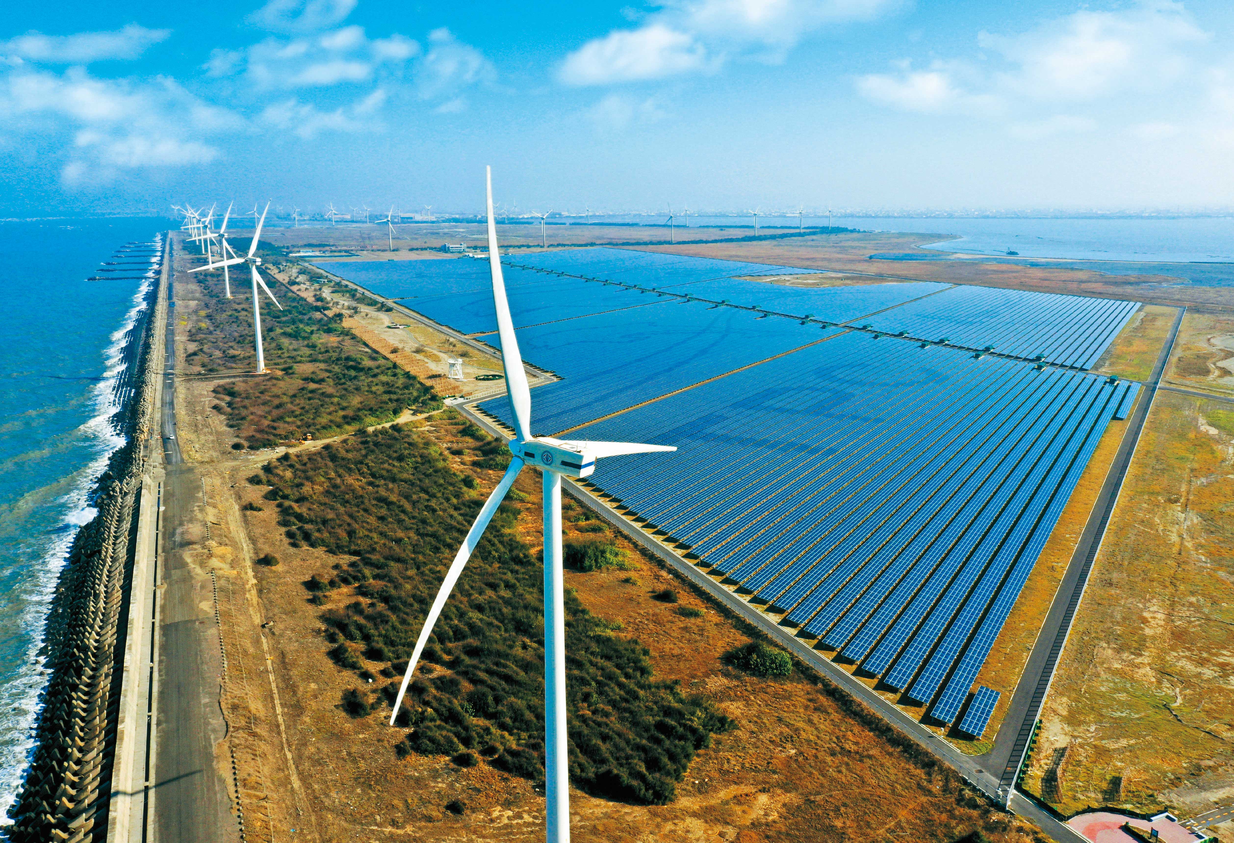 台灣政府用綠電政策，為太陽能廠保住一線生機。（翻攝台電月刊）