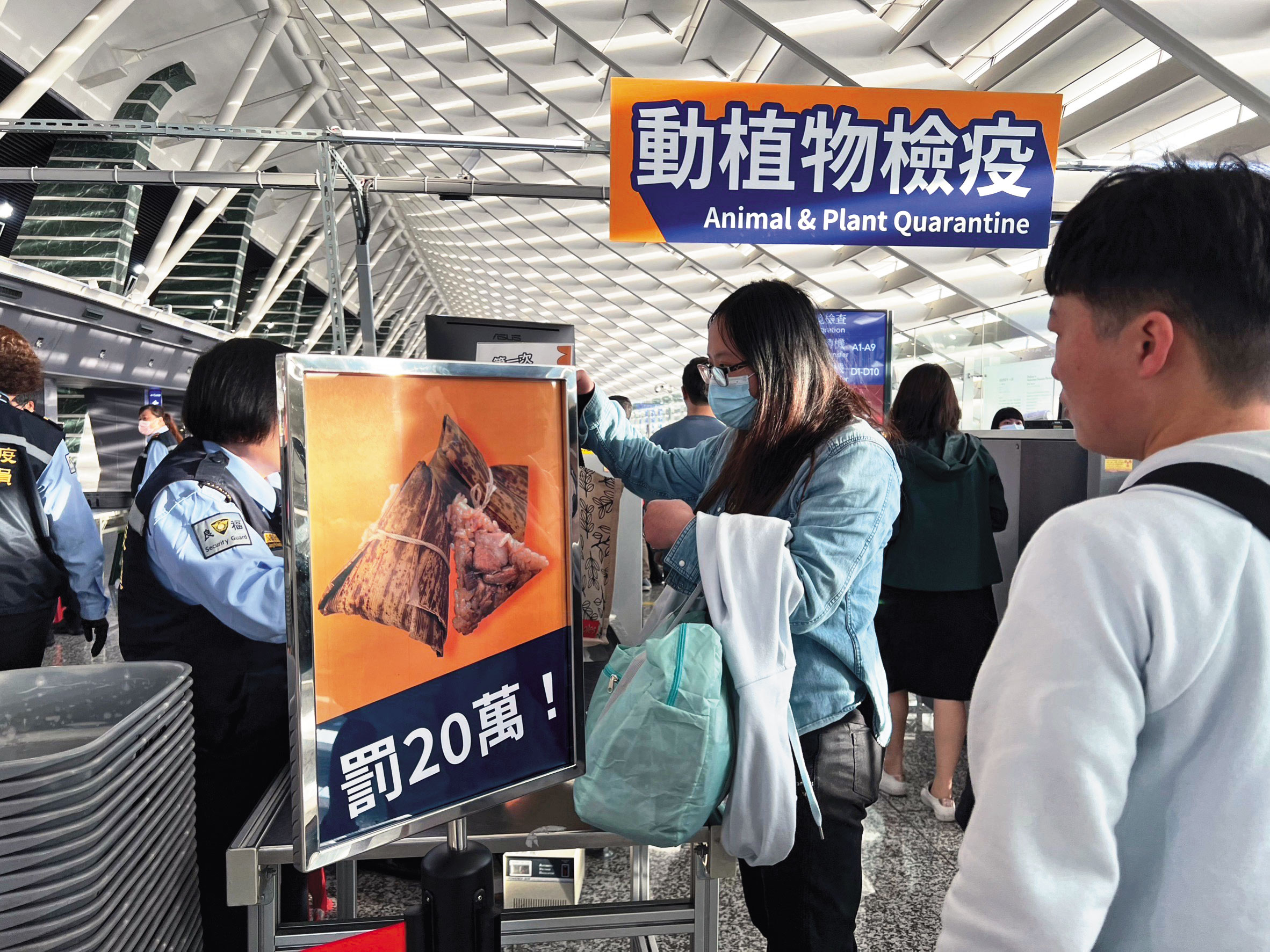 綠營內部直言，非洲豬瘟7年防線破功，邊境管理確有必要強化。圖為桃園機場檢疫畫面。