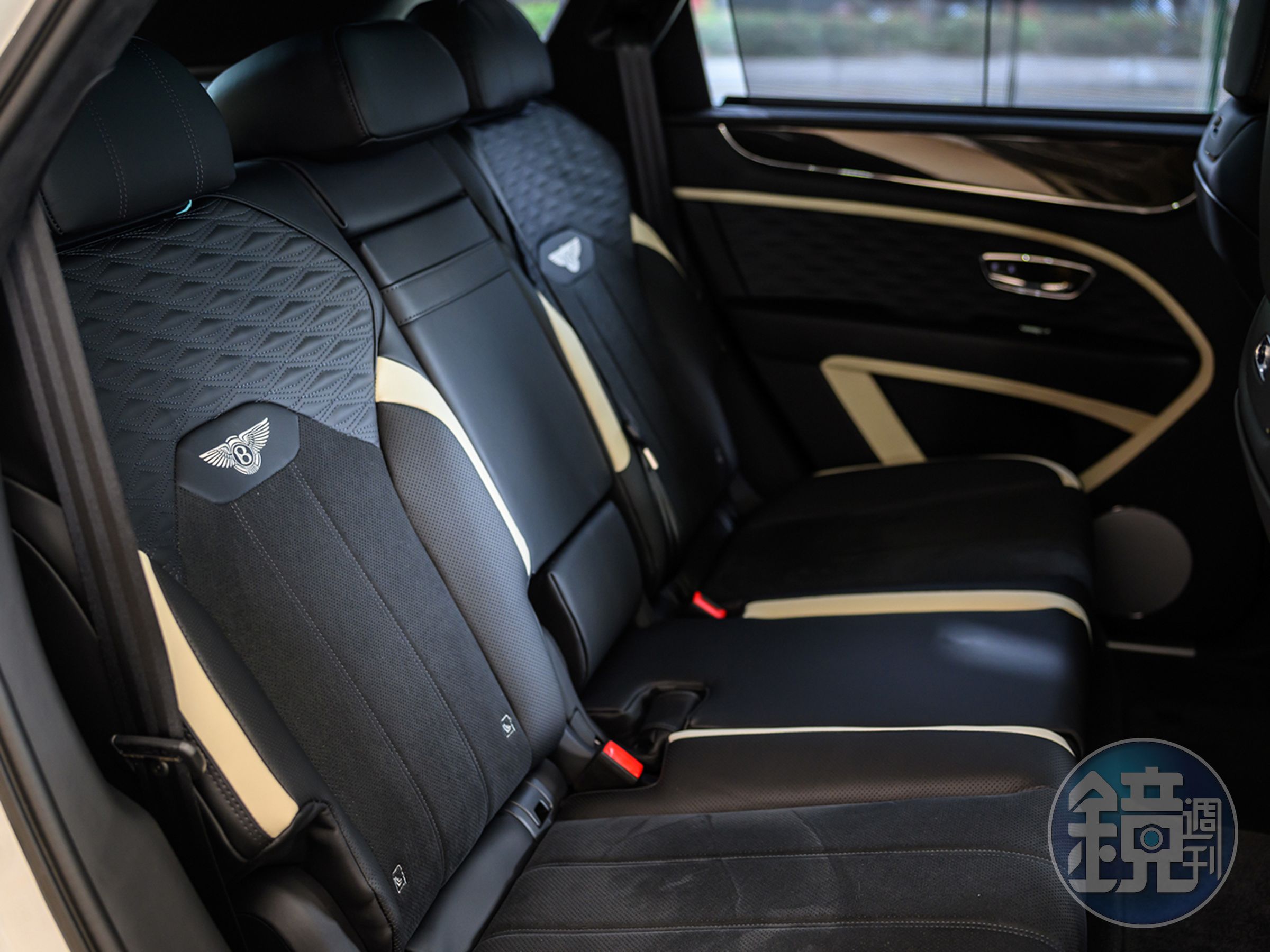 Bentayga Speed 日常行駛中 COMFORT 與 BENTLEY 模式於卓越的駕馭節奏與極致舒適間，取得完美平衡；然而一旦切換至 SPORT 模式，其純粹熱血的靈魂便瞬間覺醒。