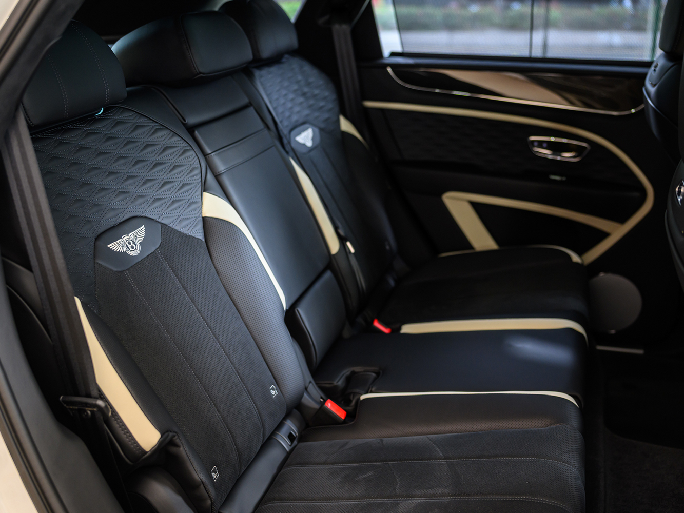 Bentayga Speed 日常行駛中 COMFORT 與 BENTLEY 模式於卓越的駕馭節奏與極致舒適間，取得完美平衡；然而一旦切換至 SPORT 模式，其純粹熱血的靈魂便瞬間覺醒。