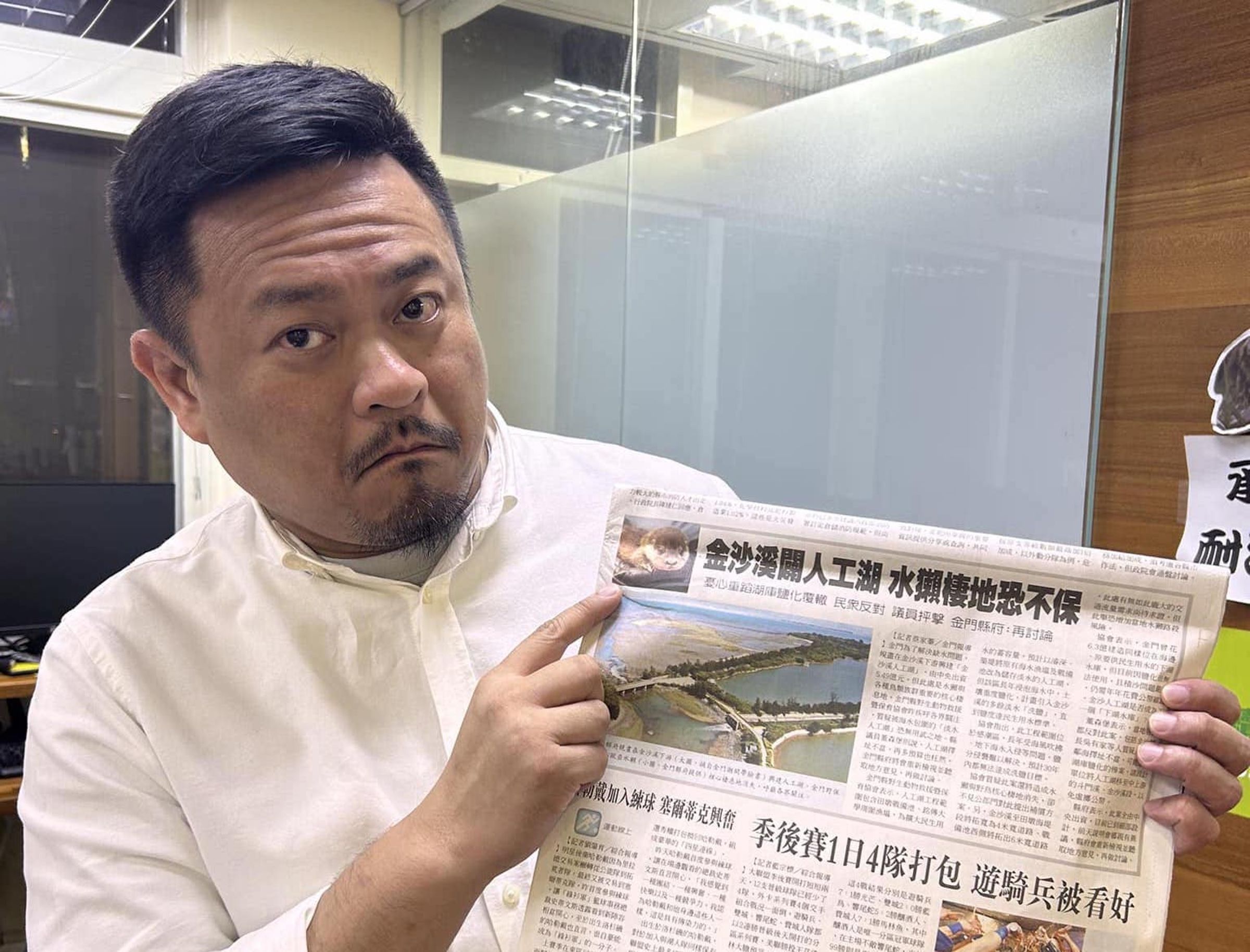 民進黨立委洪申翰怒批金門縣政府為築堤,欲破壞保育類水獺棲地。(翻攝洪申翰臉書)