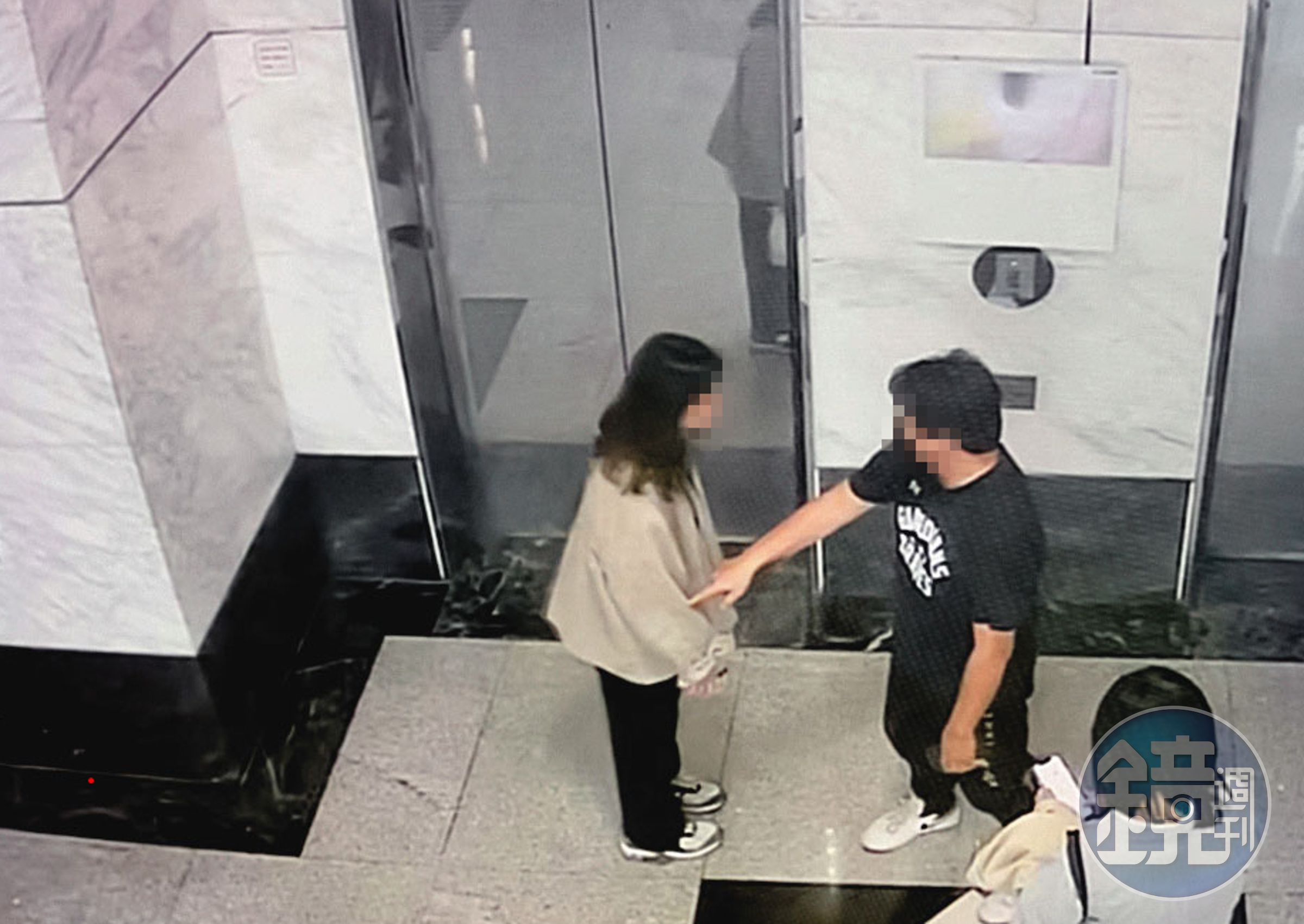 小雯(左)在電梯口巧遇曾男(右),曾男堅持要陪她搭電梯。(讀者提供)