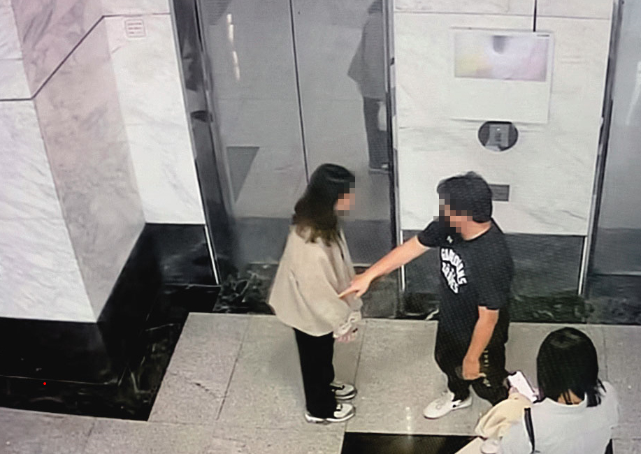 小雯（左）在電梯口巧遇曾男（右），曾男堅持要陪她搭電梯。（讀者提供）