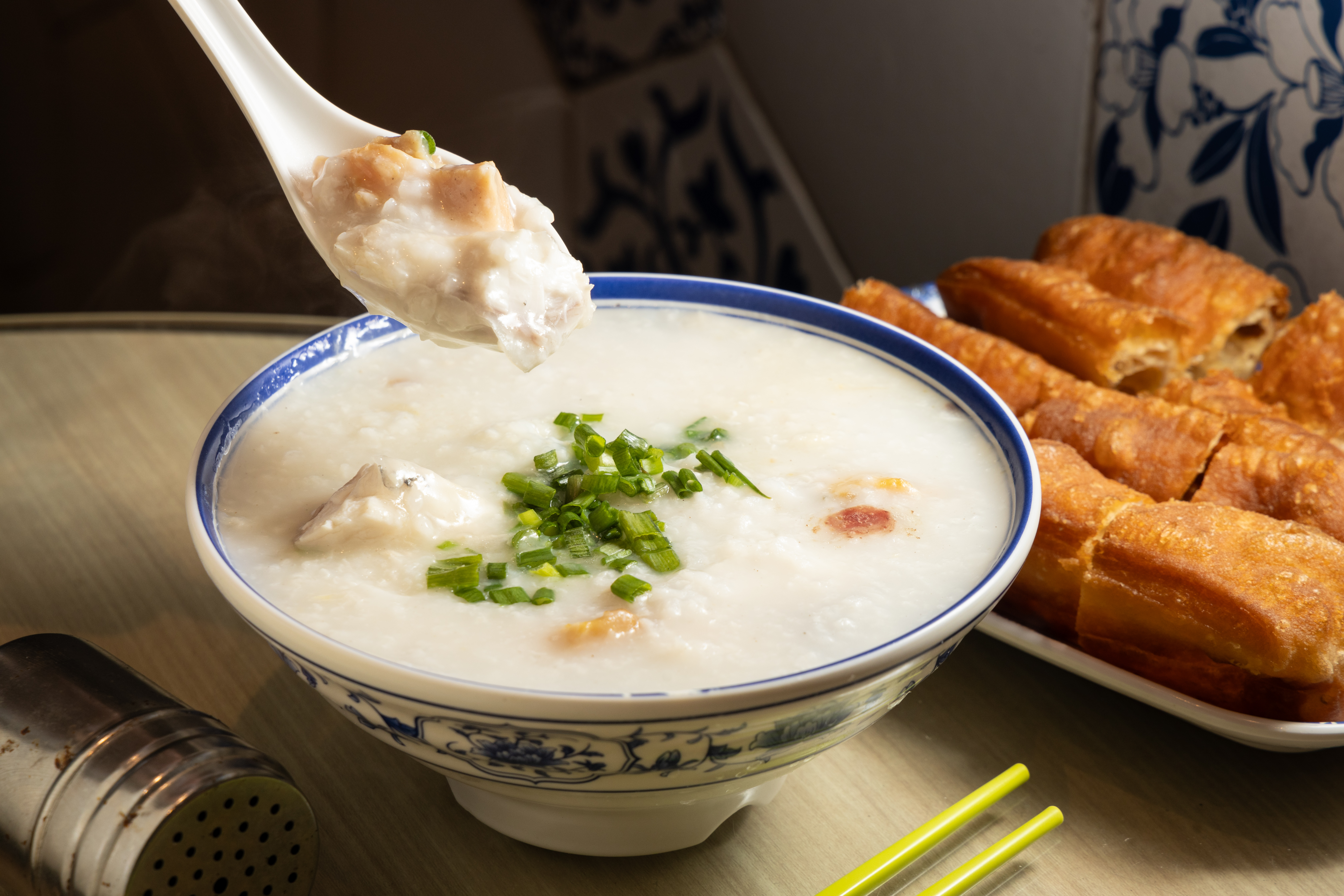 專賣粥麵的「海匯粥品」，每日菜單都會推出每碗港幣25元的特價粥品。