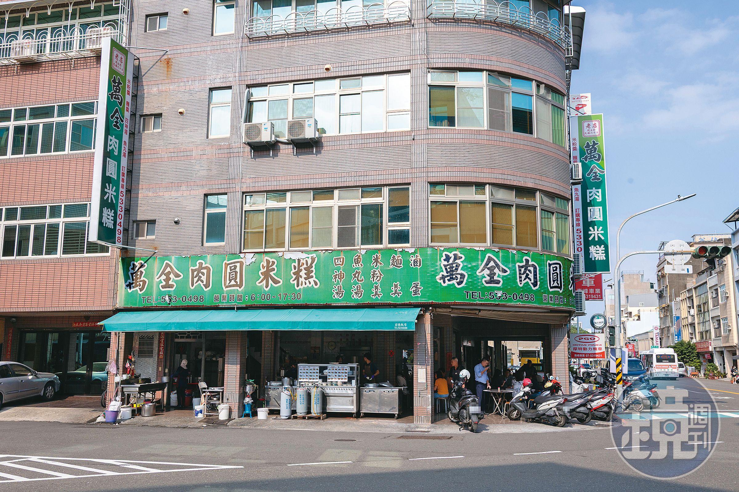 「萬全肉圓米糕」本在騎樓擺攤，1990年才搬到哈瑪星現址落腳開店。