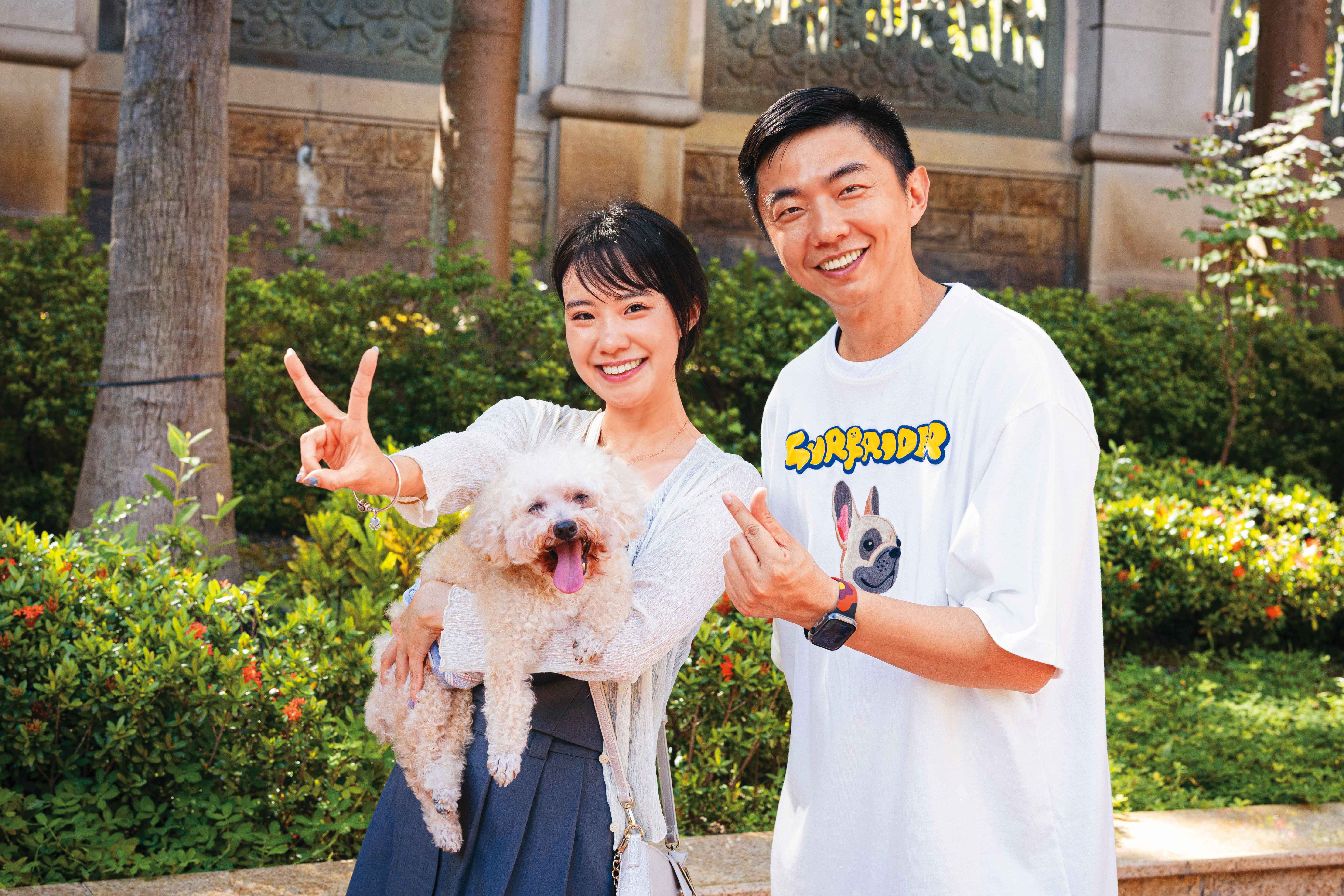 水晶姐姐®（左）細心照顧老犬FiFi，但還是有很多問題要向熊爸（右）請益。