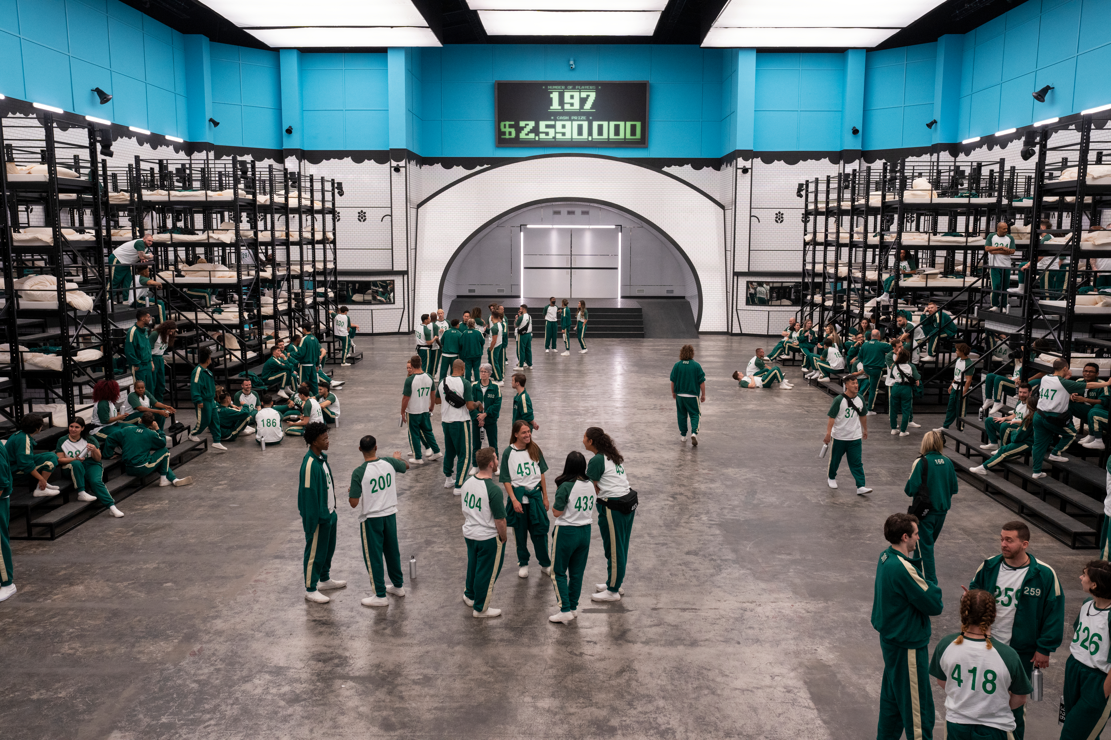 《魷魚遊戲:真人挑戰賽》要讓這一票參賽者,每天都有乾淨制服可以穿,後勤工作非常棘手。(Netflix提供)