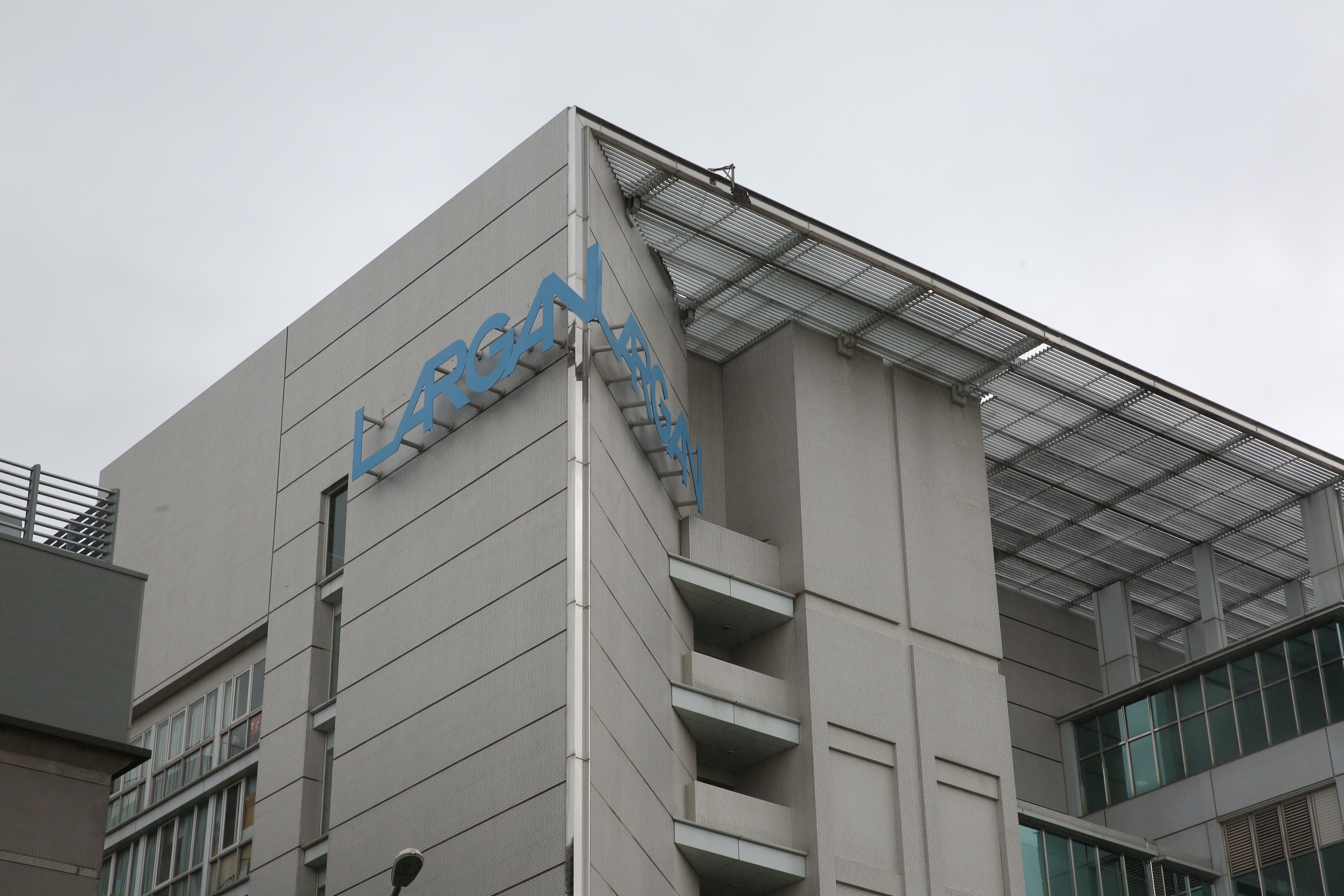 大立光在光學鏡頭以外跨足綠能事業，成立萬溢能源鎖定鈮酸鈦負極材料，初期將主攻電巴市場。