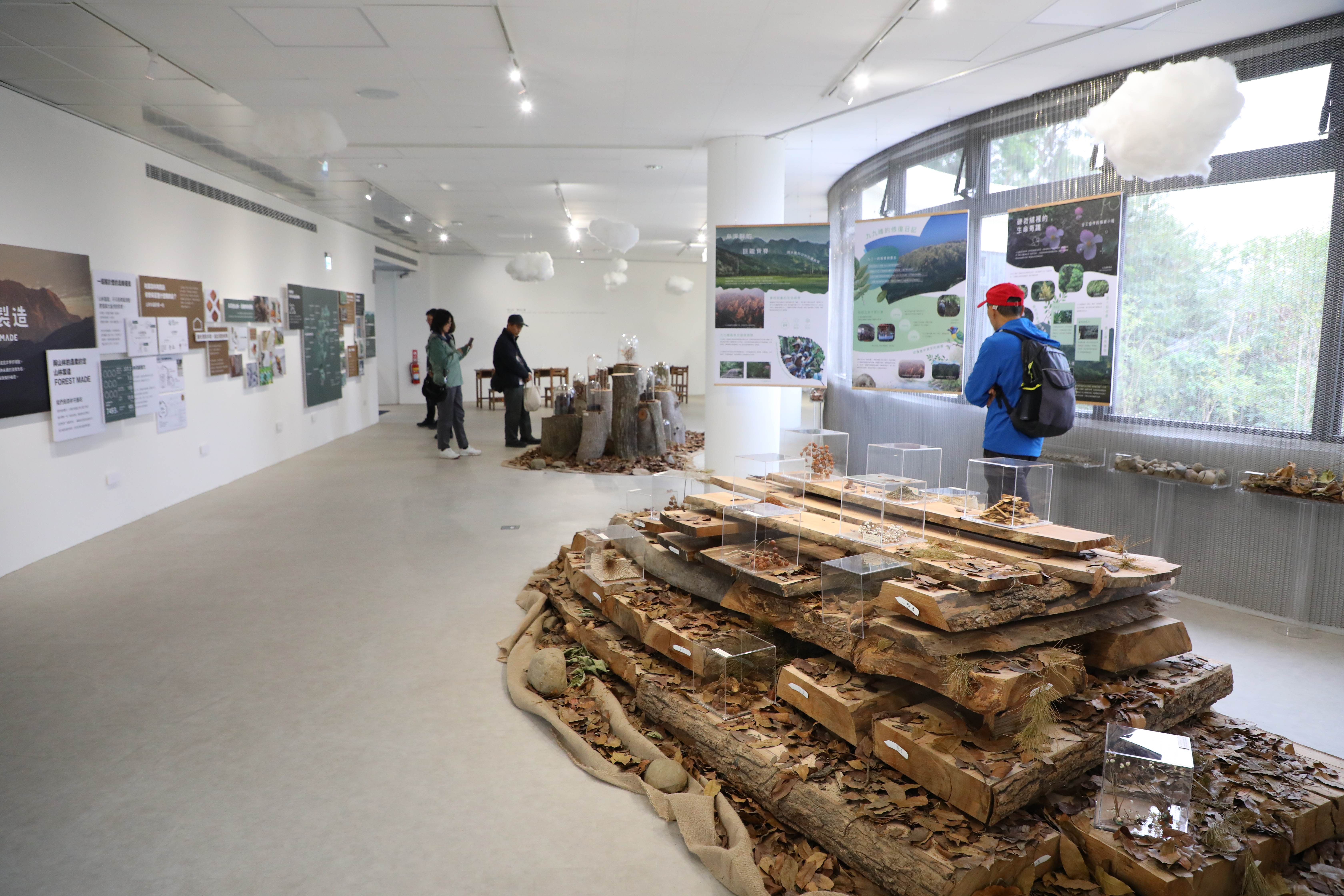 由農業部林業及自然保育署合作，推出首場森林美學展覽「冉冉森起—山林氣息簿」。