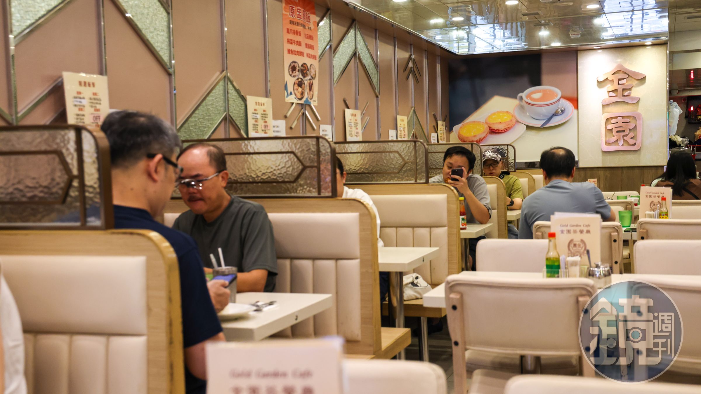 店內提供經典的港式早餐與下午茶，如沙爹牛肉麵、火腿奄列及西多士等。（香港旅遊發展局提供）