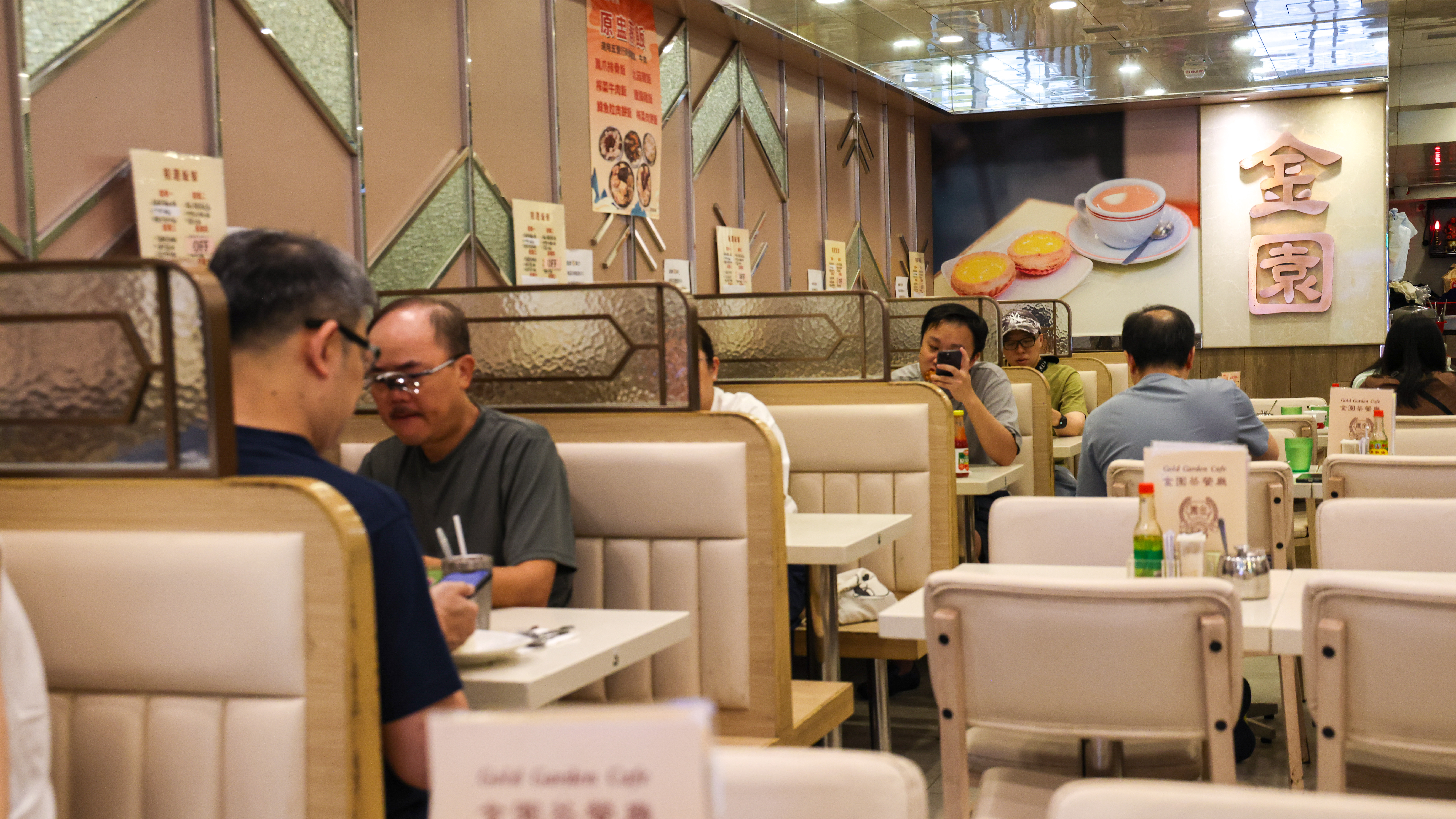 店內提供經典的港式早餐與下午茶，如沙爹牛肉麵、火腿奄列及西多士等。（香港旅遊發展局提供）