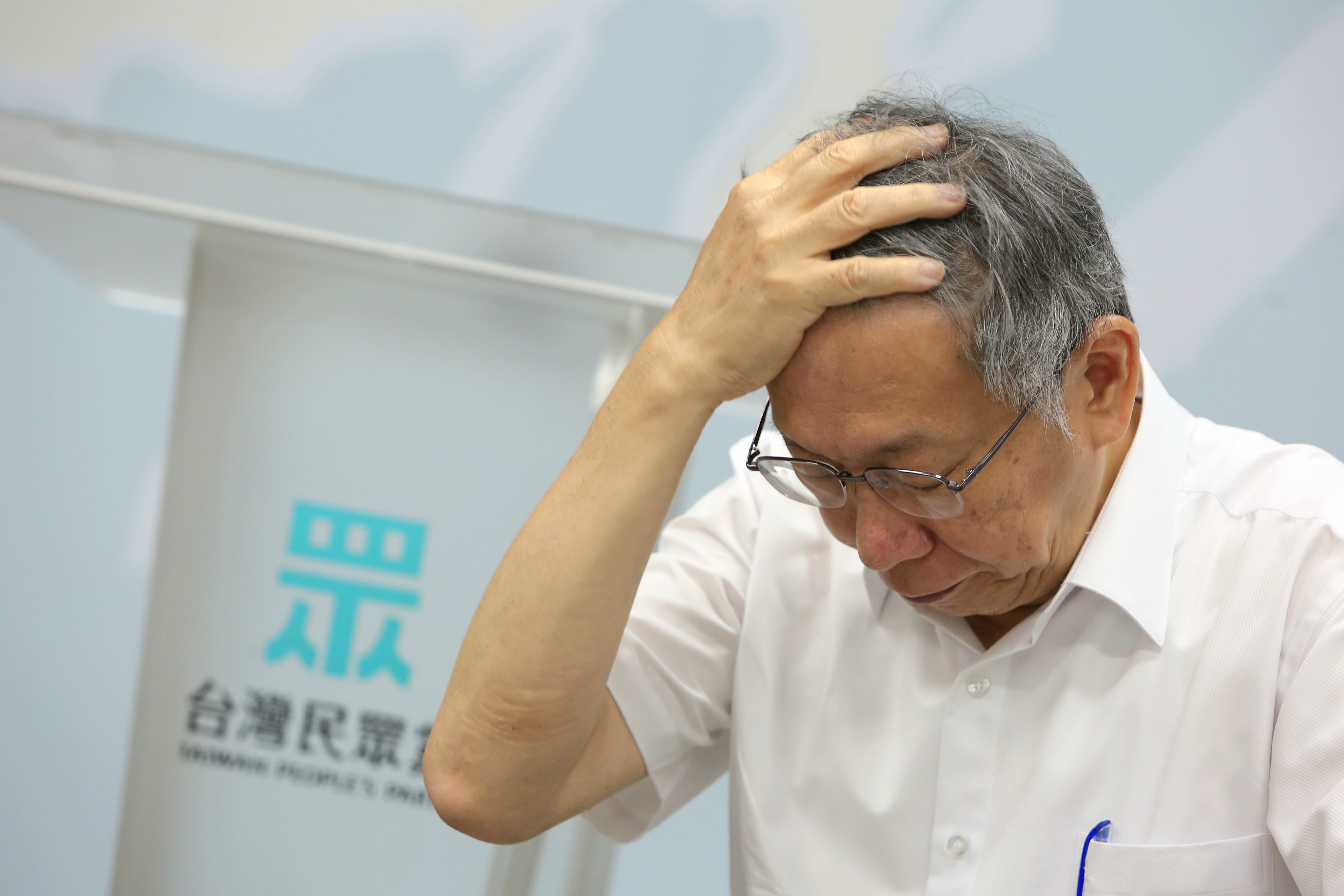 柯文哲今日不滿嗆，腳上的電子腳環再掛下去，「我就把『賴清德』三個字刻在上面」。（鏡報姜永年）