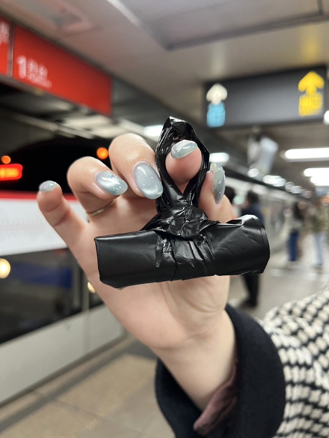 台北捷運有「貼心小物」的服務,只要身體不適或酒後,搭乘北捷可向詢問處索取。(翻攝自臉書@台北捷運)