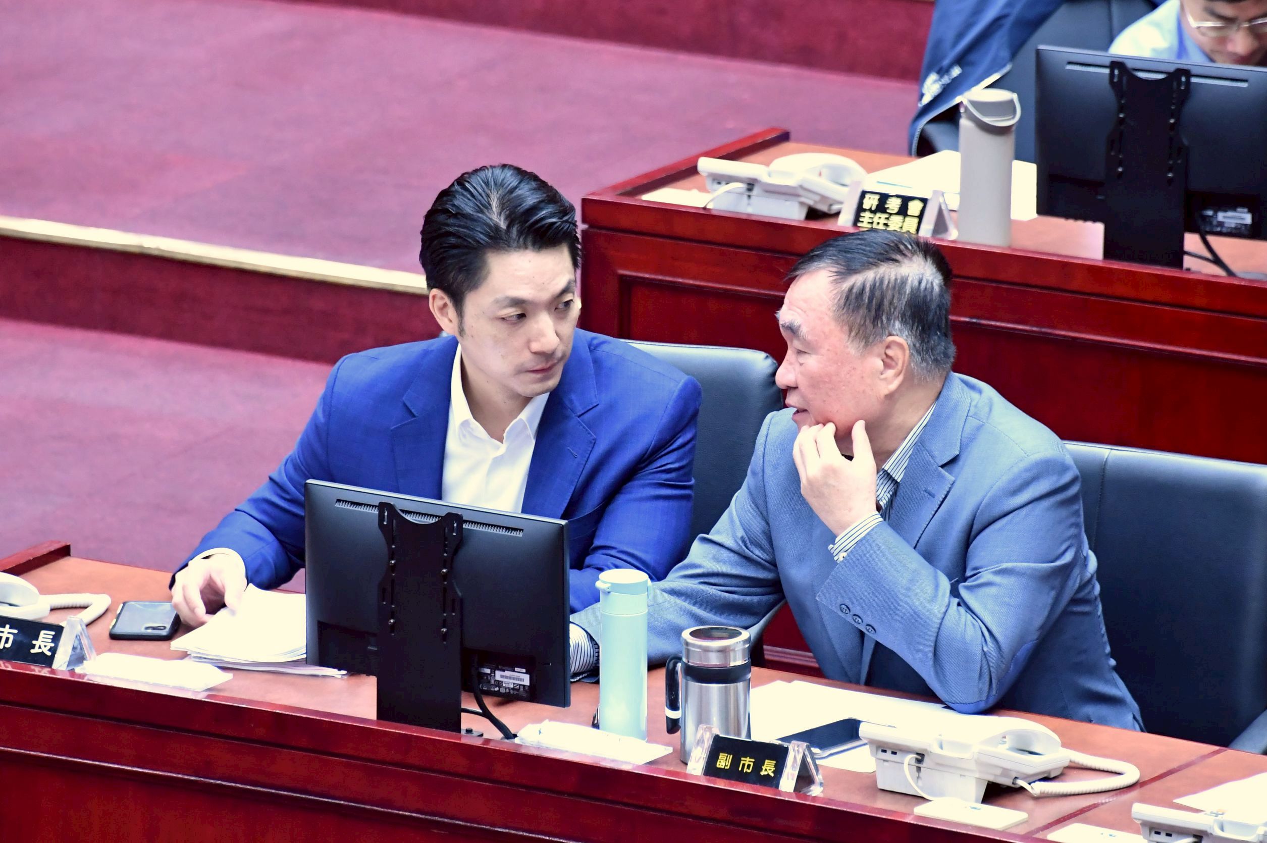 李四川（右）今日受訪指出，新壽預計下午召開臨時董事會，雙方最快下週可進行合意解約，「應該是有一個好的結果」。（北市府提供）