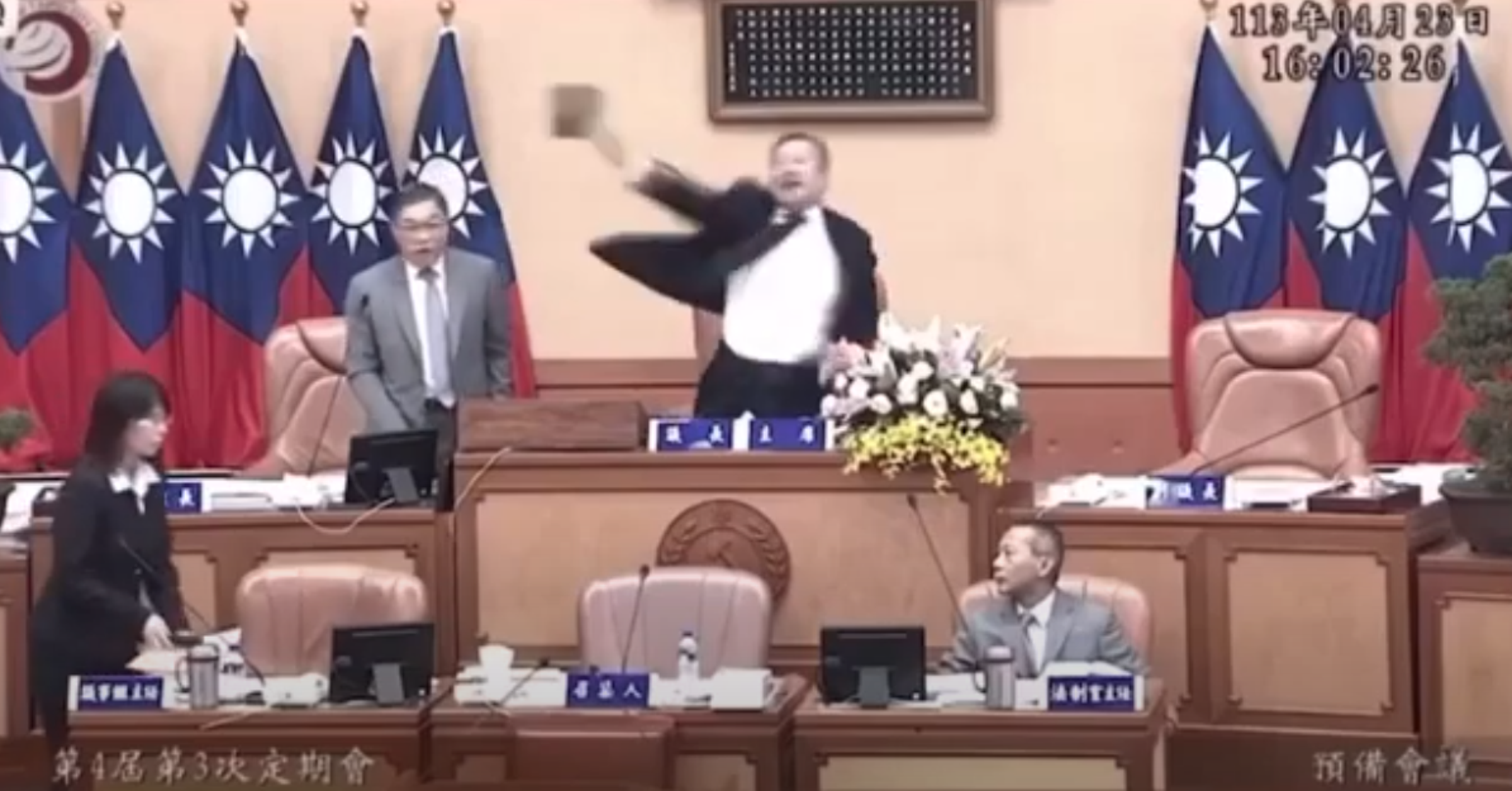 新北市議會第4屆第3次定期會今開議,議長蔣根煌不滿議員陳明義言行,當場爆氣朝台下扔擲手機。(翻攝照片)