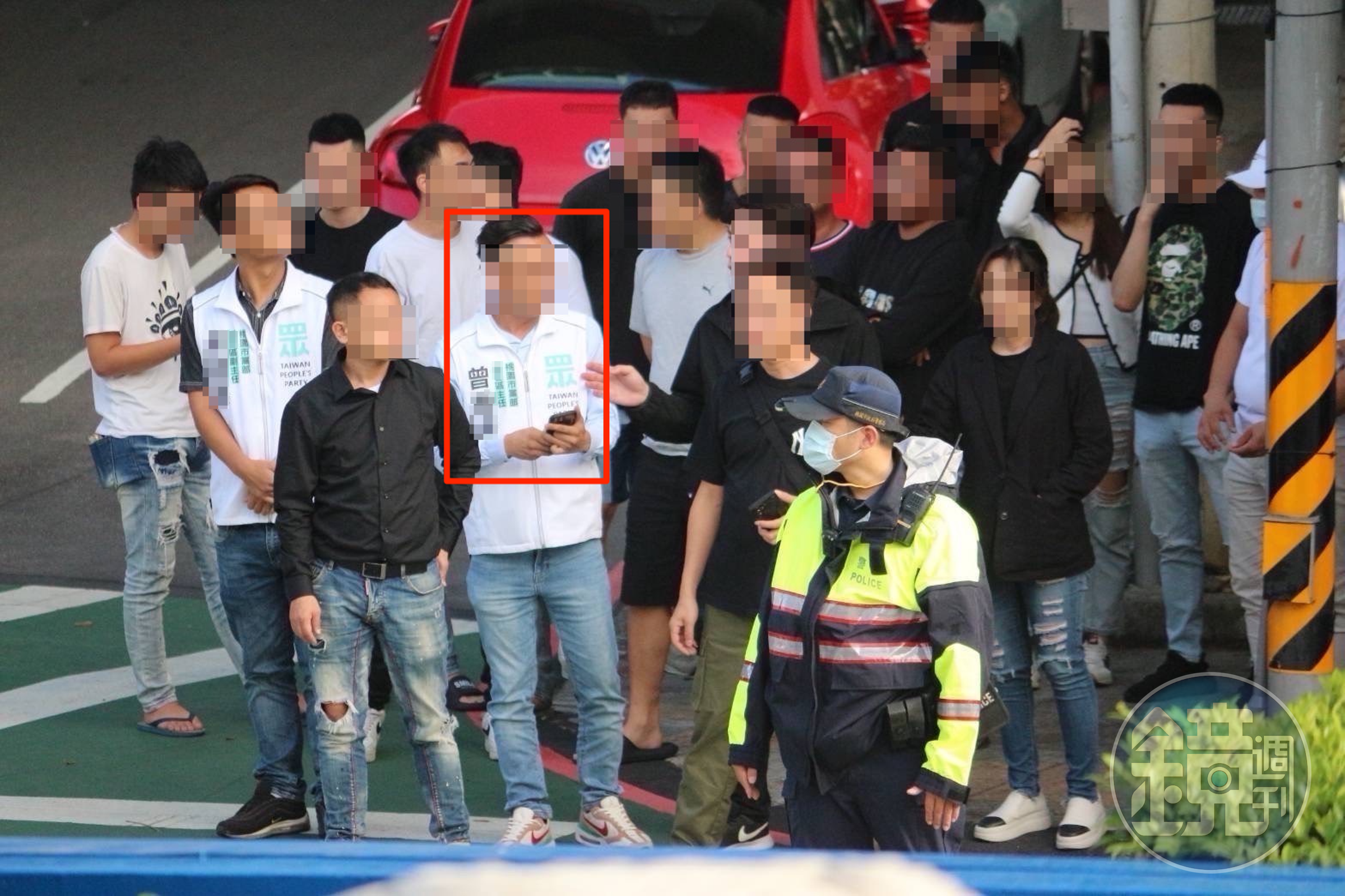 黃成峻任用的桃園黨部曾姓區主任遭爆曾有拿菸燙警察的前科、甚至買毒。（讀者提供）