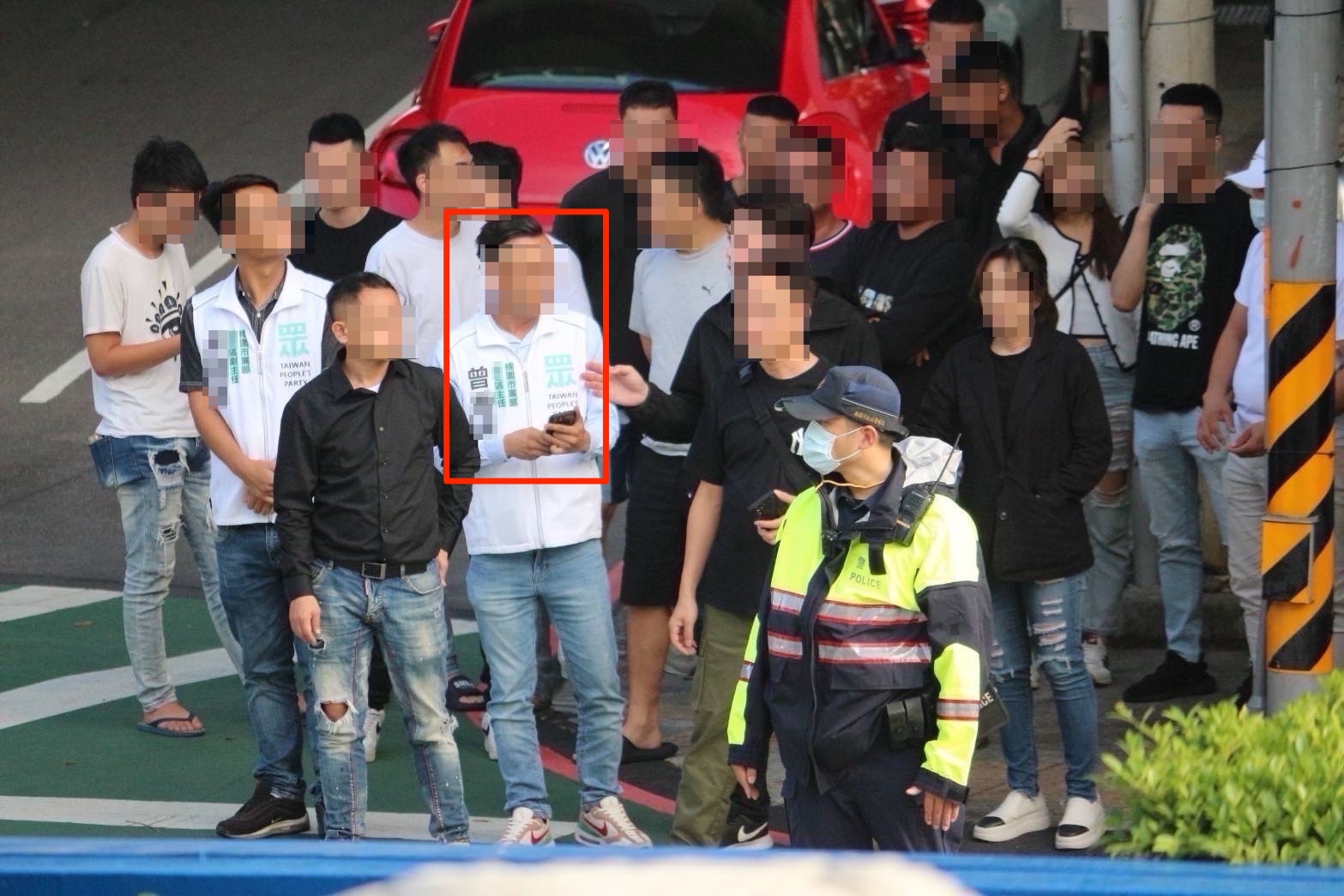 黃成峻任用的桃園黨部曾姓區主任遭爆曾有拿菸燙警察的前科、甚至買毒。（讀者提供）