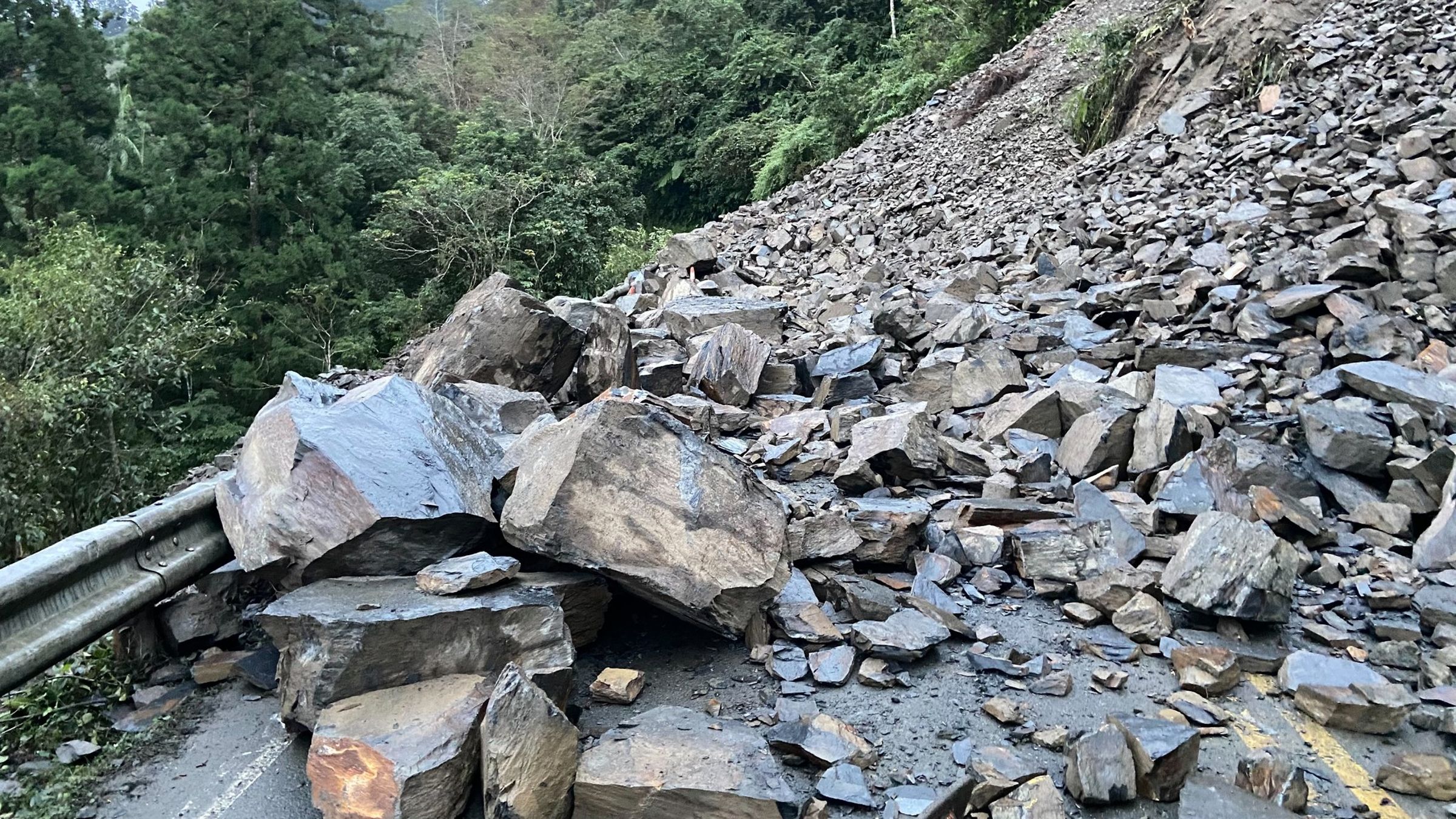 今（7日）凌晨約4 時，太平山國家森林遊樂區內道路「宜專一線」8.5公里處發生邊坡崩塌。（翻攝自太平山國家森林遊樂區粉絲專頁）