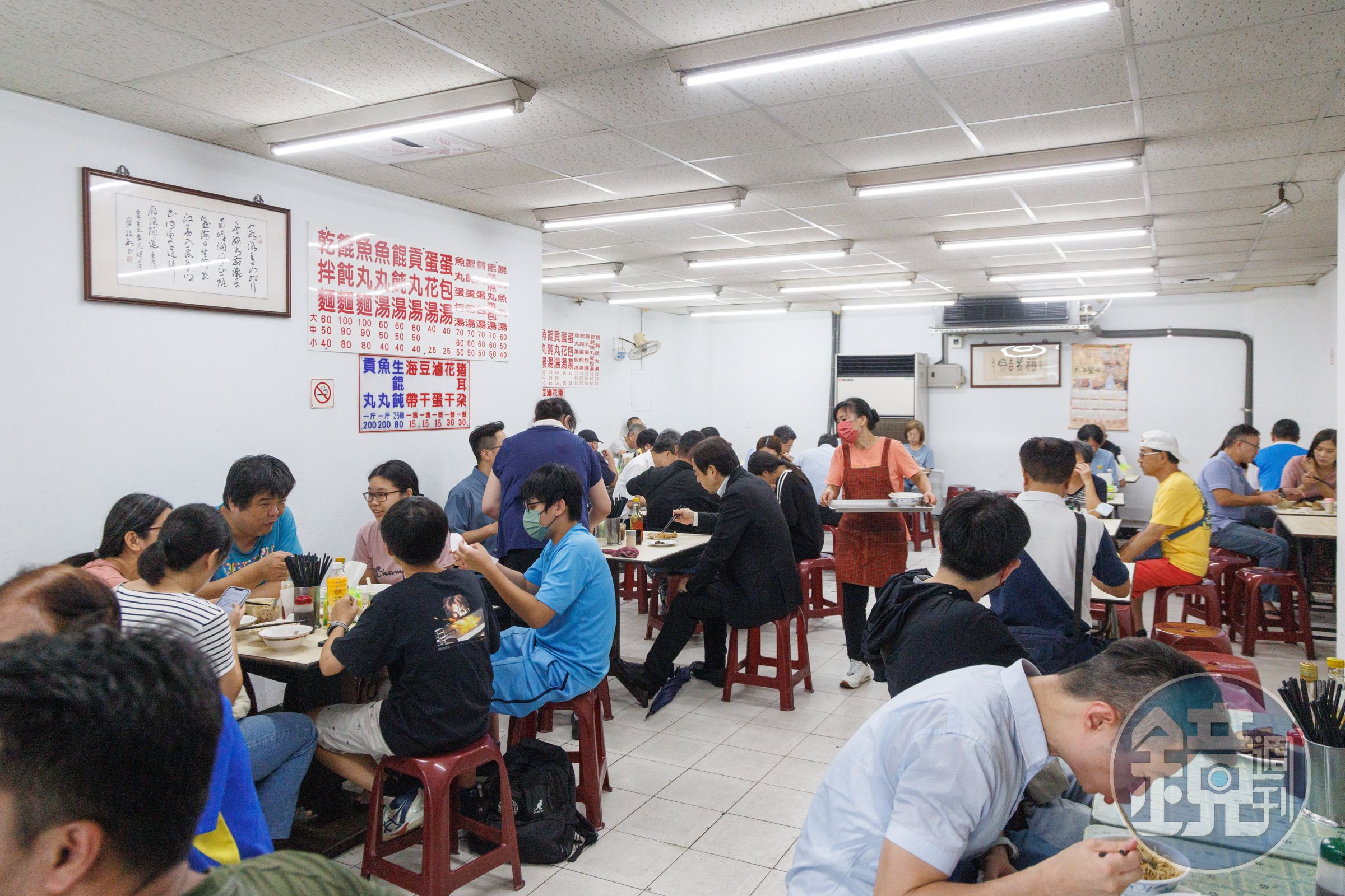 每到用餐時間,吃麵人潮湧入,小麵店顯得十分擁擠。