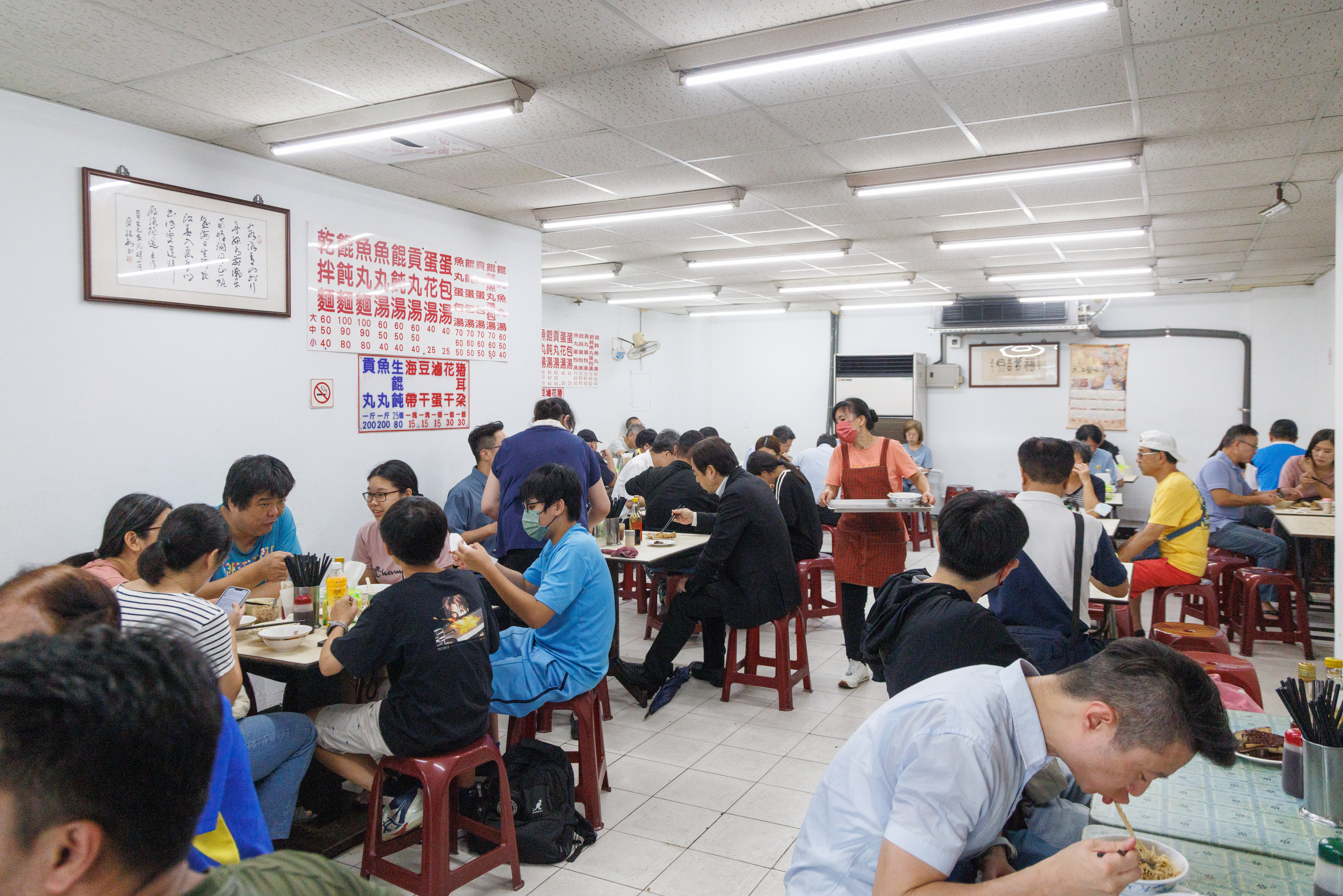 每到用餐時間,吃麵人潮湧入,小麵店顯得十分擁擠。