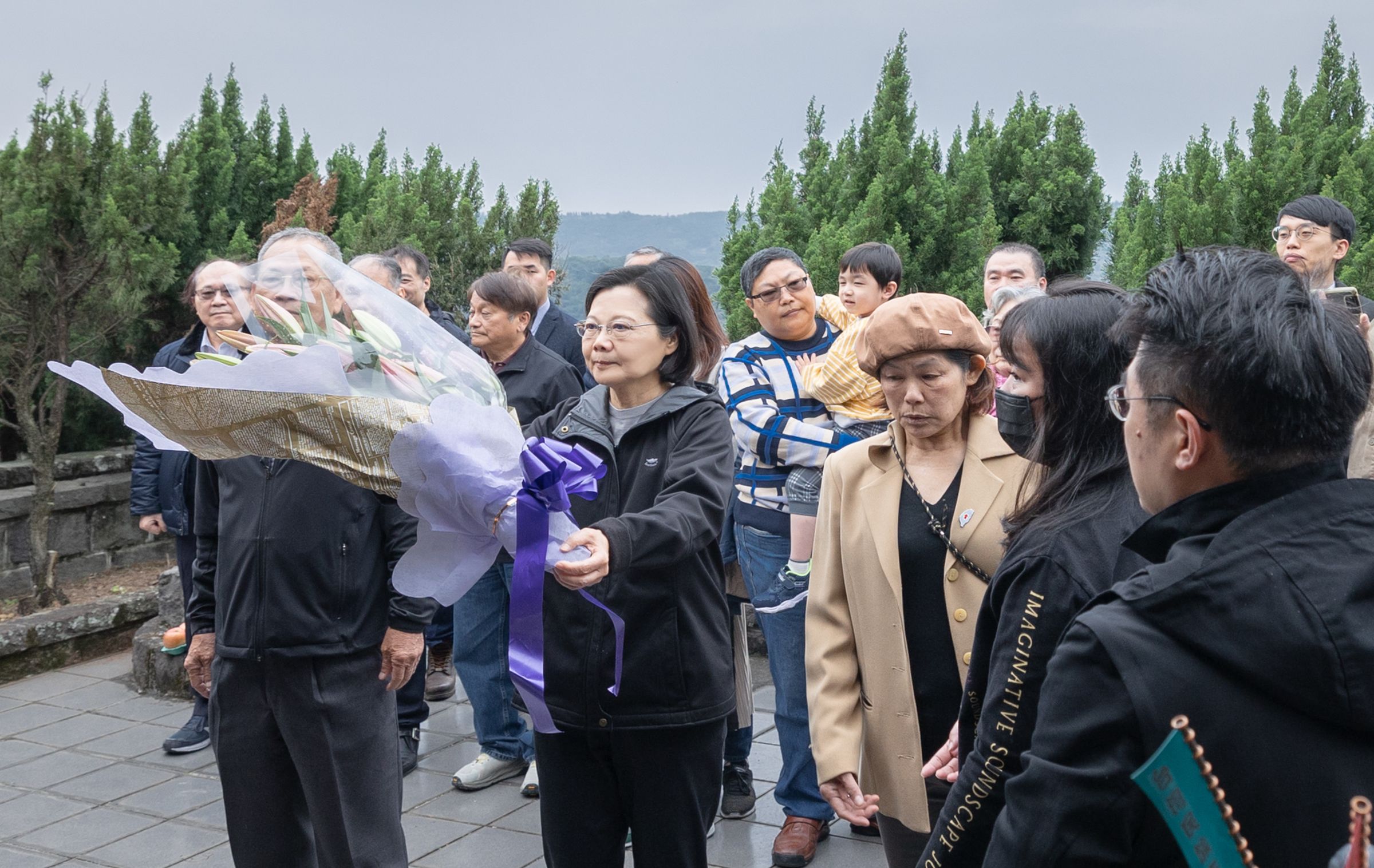 蔡英文到墓園悼念史明。(翻攝蔡英文臉書)