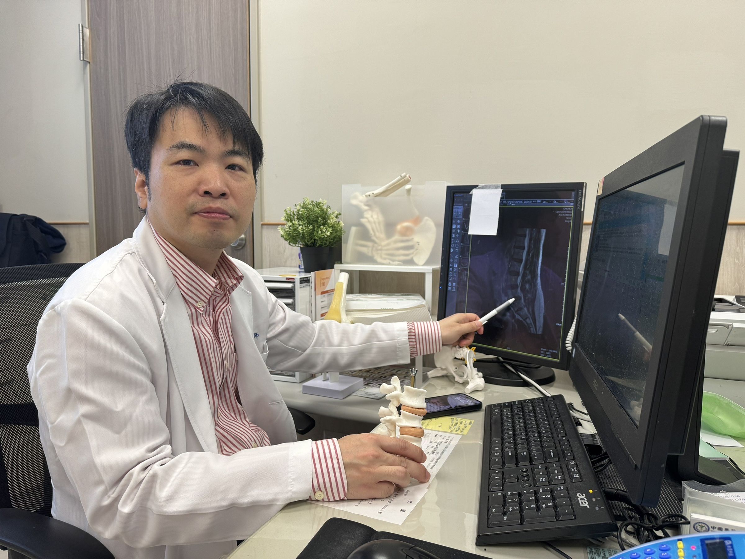 江忠穎醫師指出,預防椎間盤突出,要保持良好姿勢、多做伸展背肌運動。(中國醫藥大學新竹附設醫院提供)