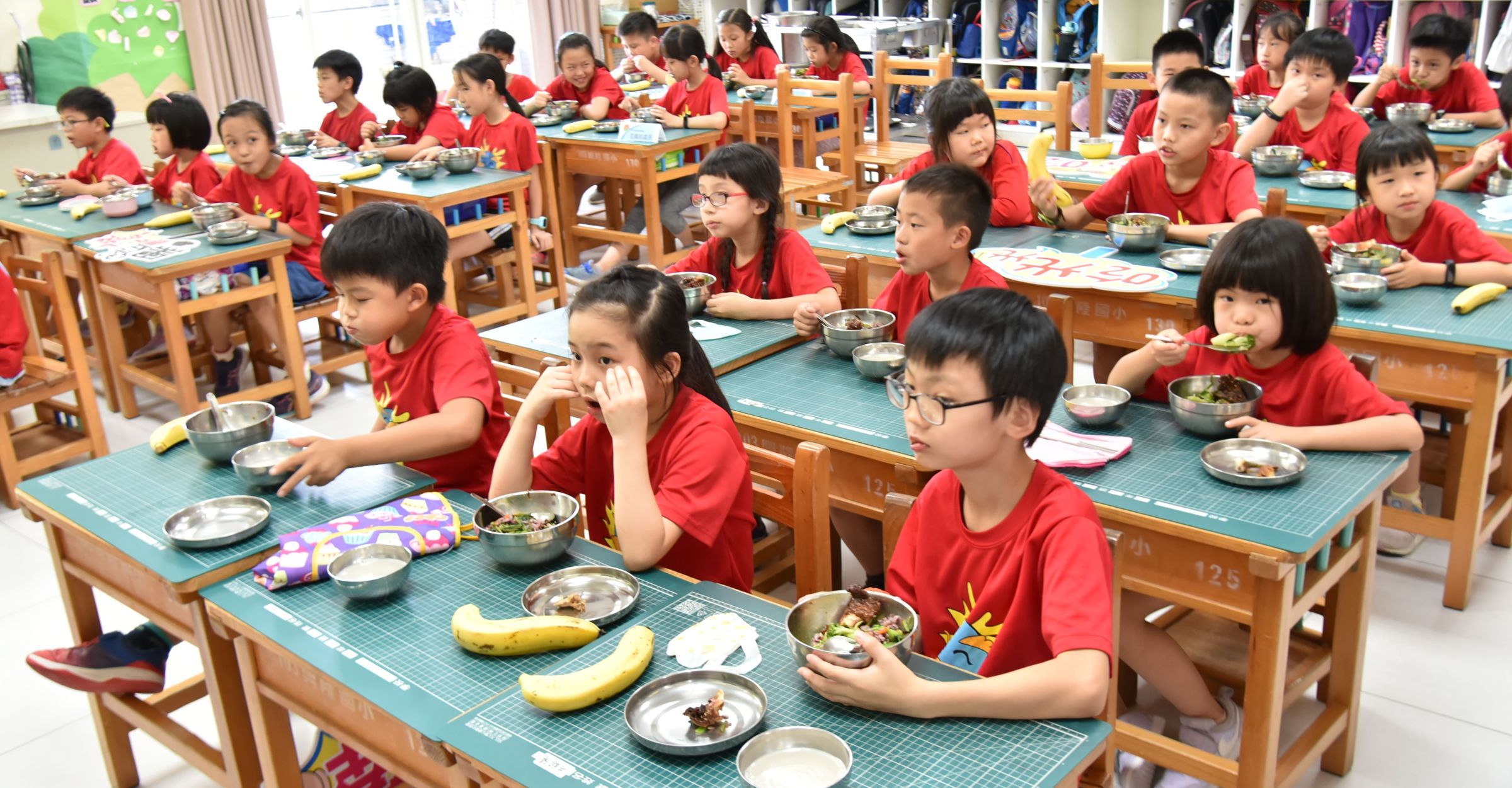 學童品嘗營養午餐。(新竹縣政府提供)