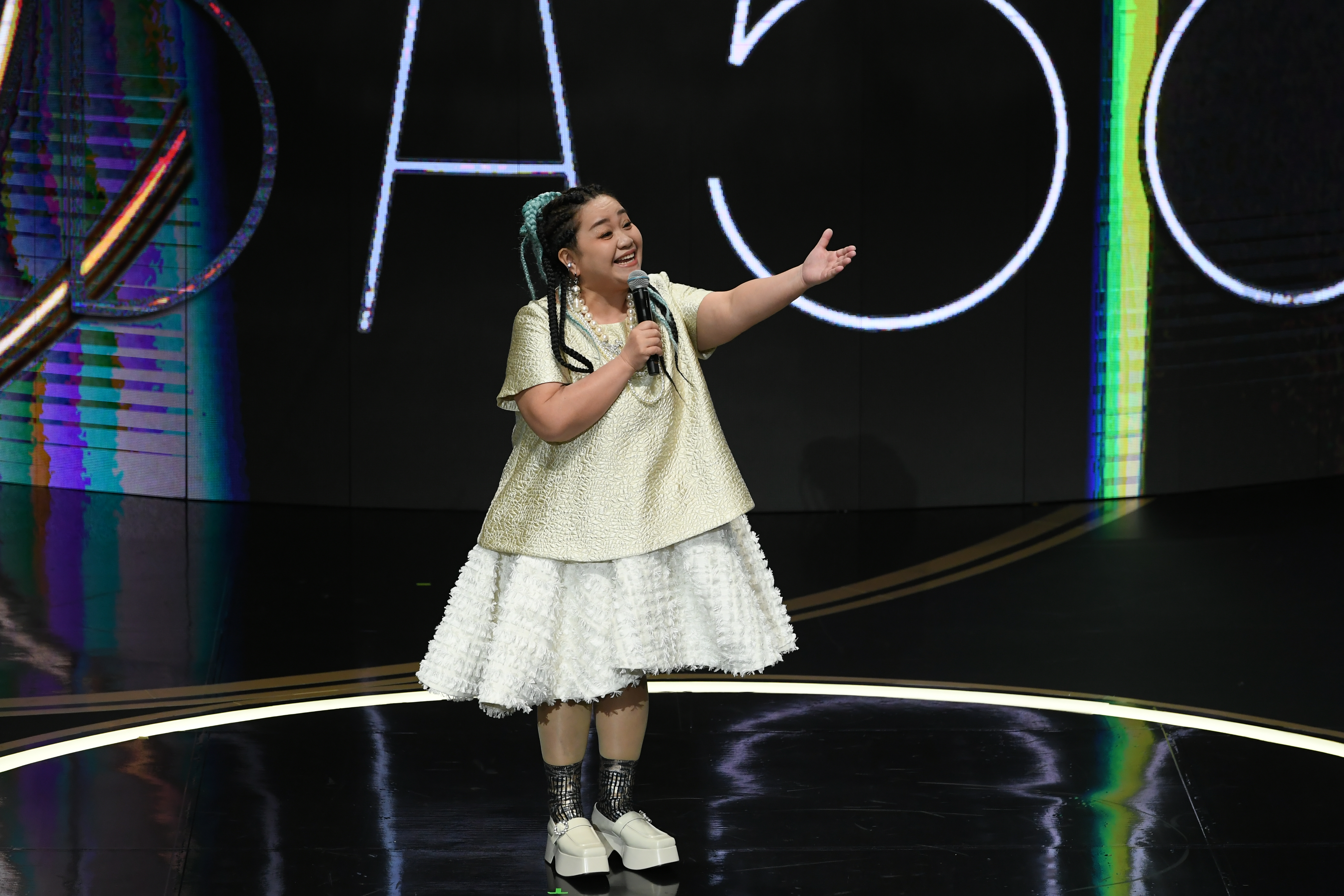 鍾欣凌首度擔任金鐘主持，以可愛、活潑的特色帶動現場氣氛。（三立提供）