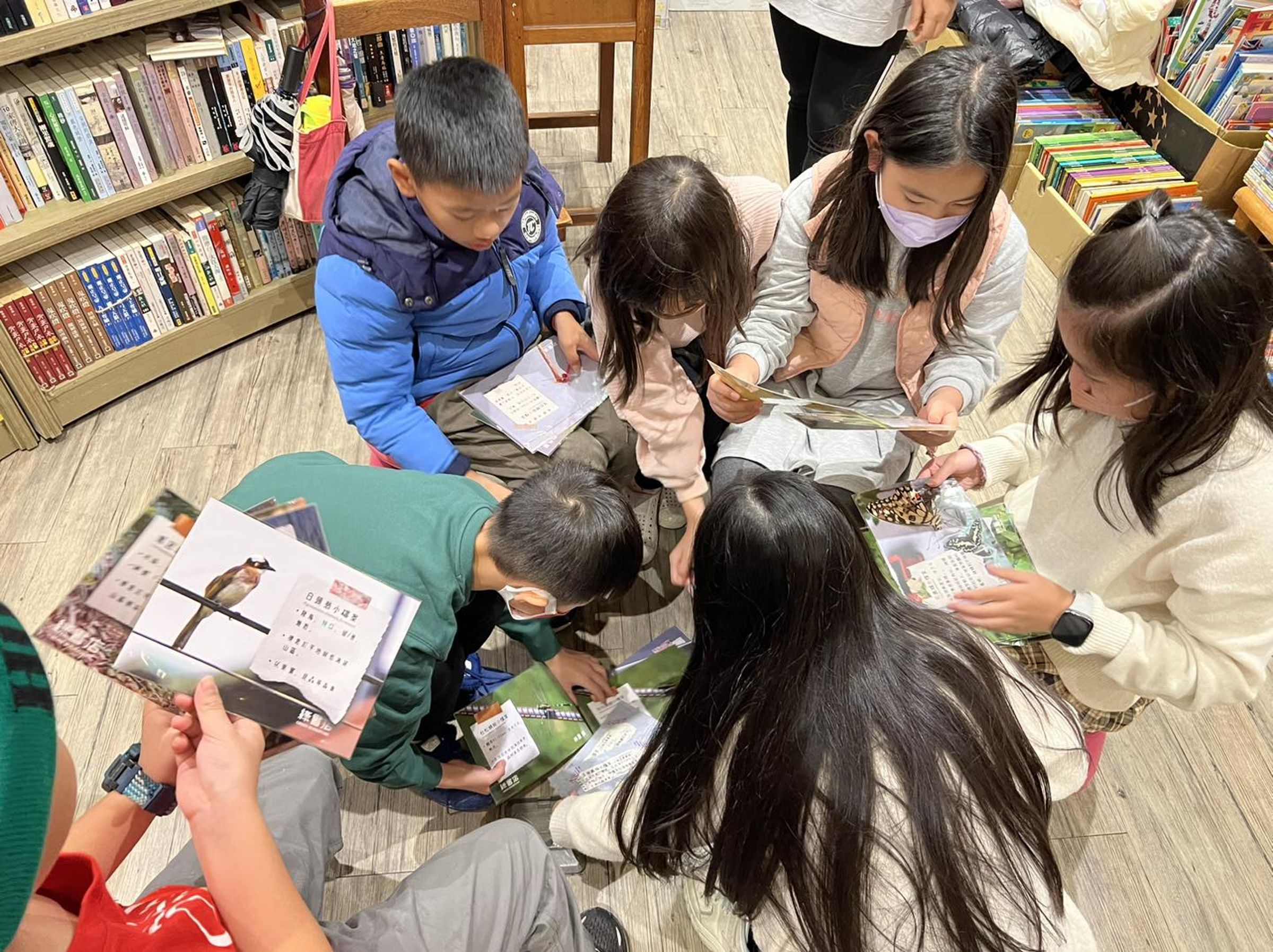 小朋友們在綠書店試玩卡牌。（圖／綠書店）