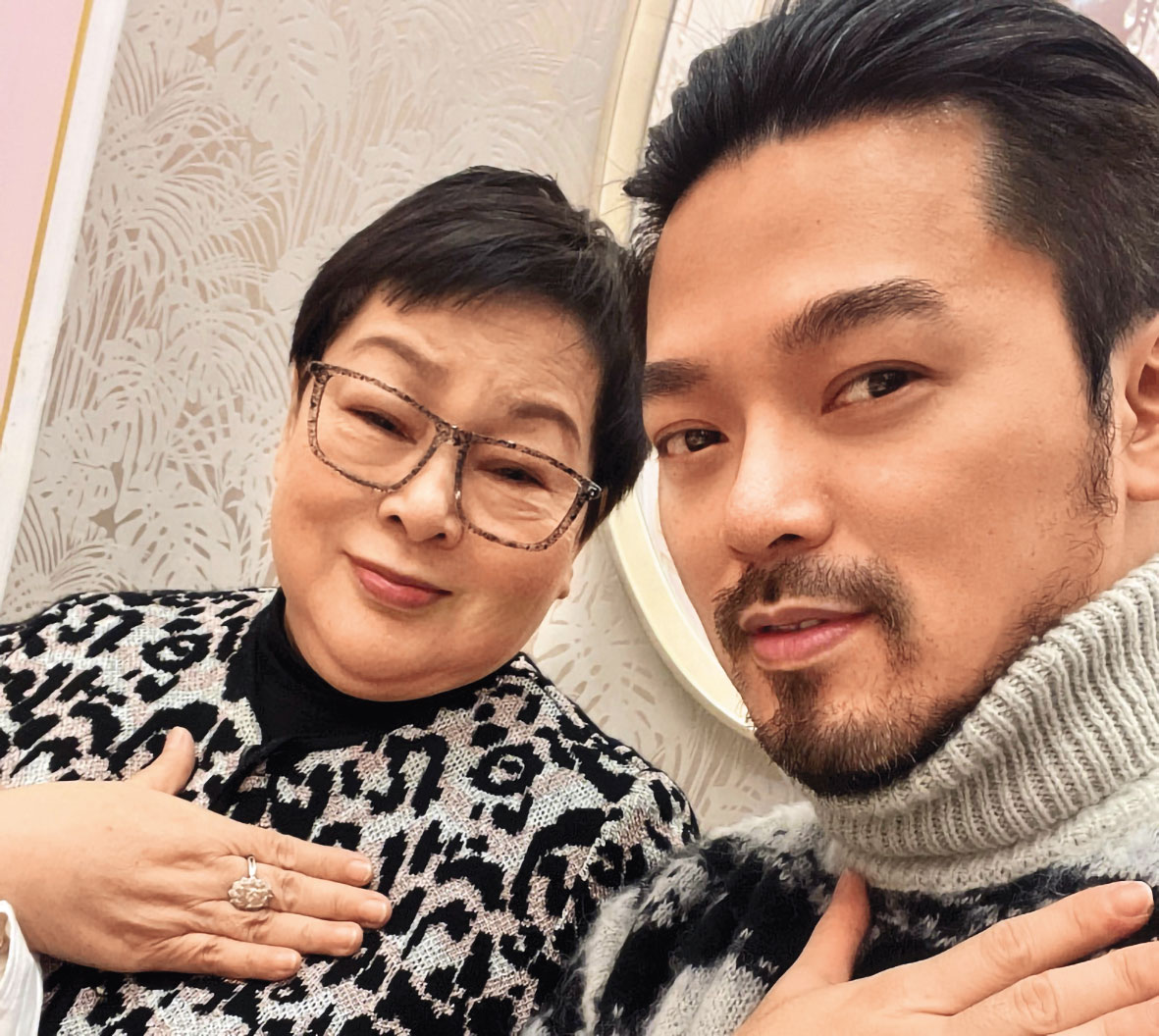 展出的夜光石是已逝李母（左）留下來的，李昀融（右）內心深感歉疚。（李昀融提供）