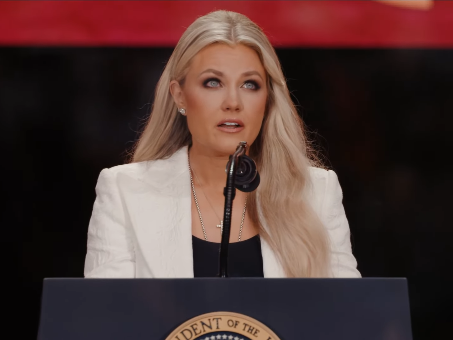 艾瑞卡在追思會上演說,表示原諒槍手。(翻攝The White House YouTube頻道)