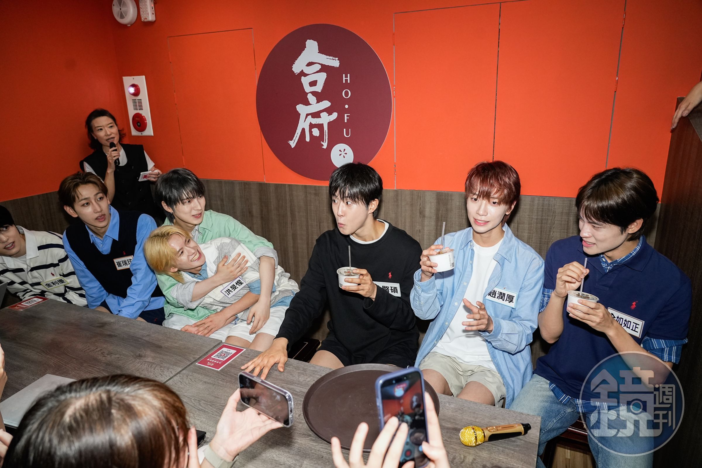 NEWBEAT朴暋碩、趙潤厚、全如如正因為小籠包評比輸了,接受喝苦茶懲罰,其他成員笑看。