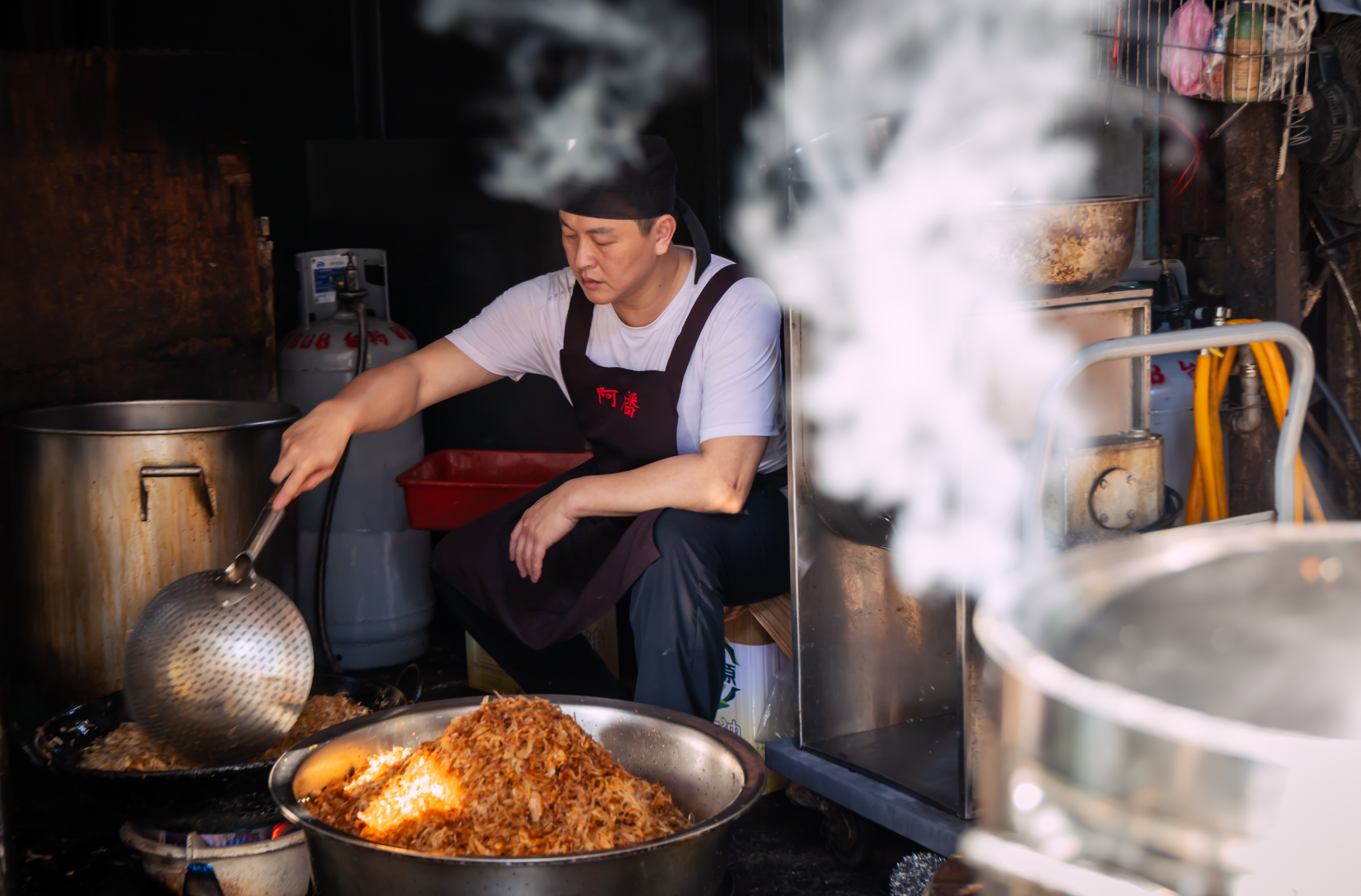 有25年主廚資歷的陳政任，為陪伴家人，放下200萬年薪及身段，在家附近的黃昏市場賣油飯，堅持每天現炒現做，去年底拿下首屆新北油飯節冠軍。