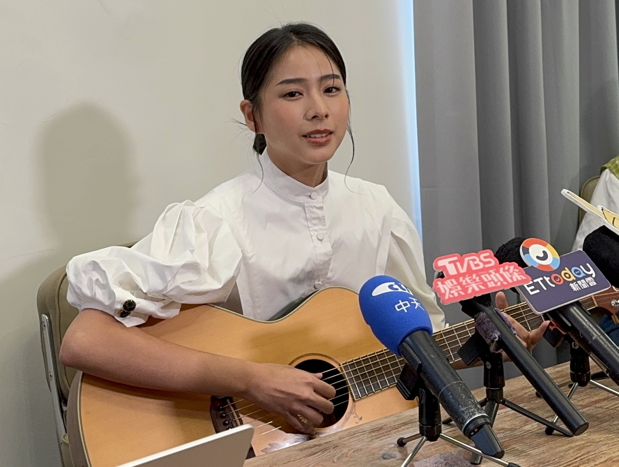 袁漠遙今自彈自唱與媒體分享入圍心情。