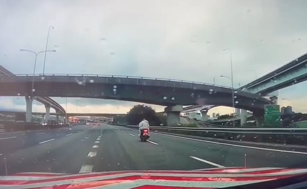 少年騎車雙載上國道，無視後方巡邏警車鳴笛廣播，狂飆30公里後才停下。（翻攝畫面）